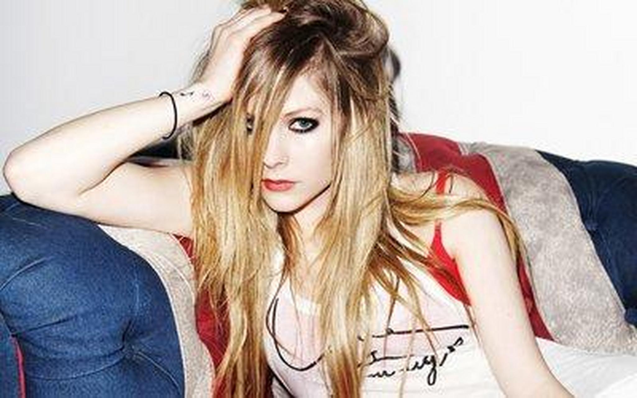 艾薇儿(avril lavigne)是一位加拿大流行摇滚歌手,词曲创作人和演员