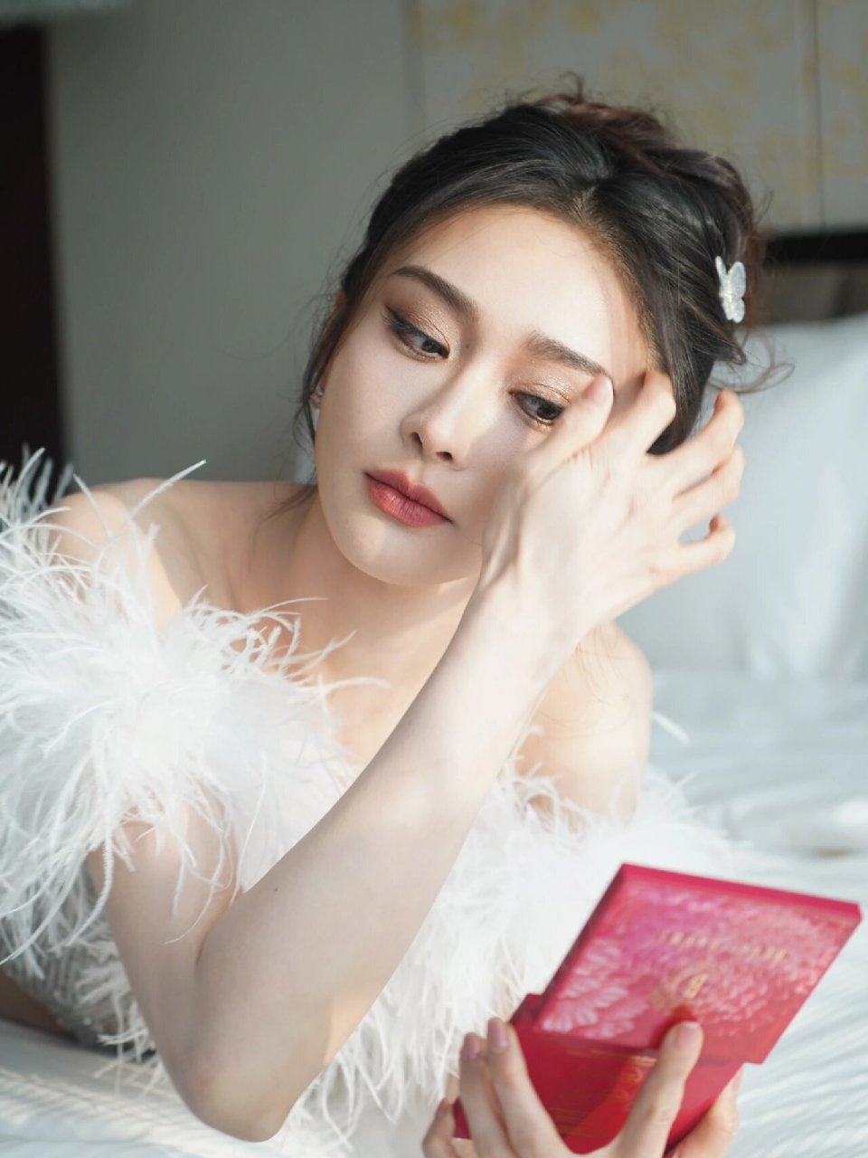 给陈冰做的跨年晚会造型 湖南卫视跨年演唱会那天给冰冰做的造型好久