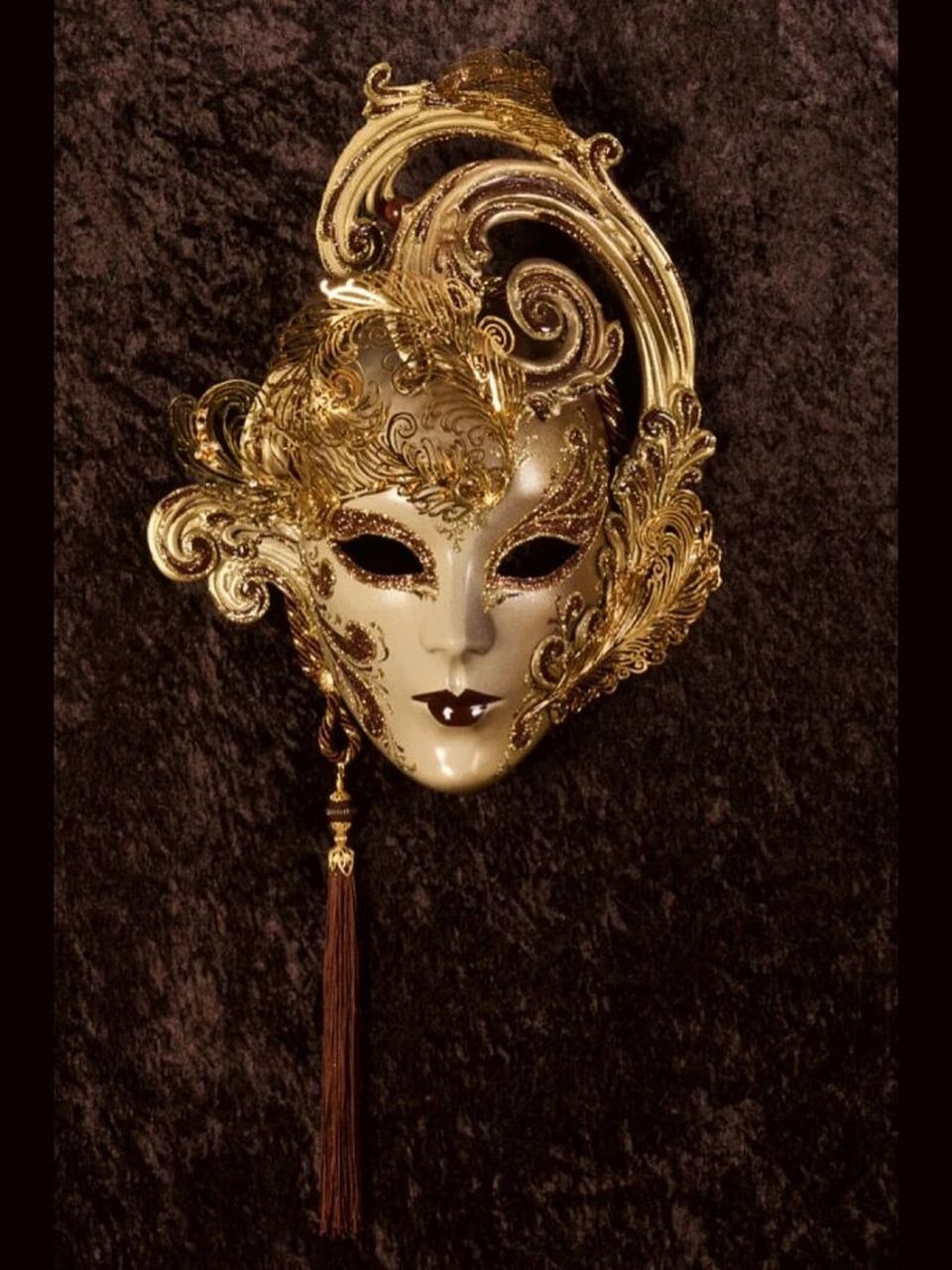 威尼斯面具可以由皮革,瓷器或玻璃制成.