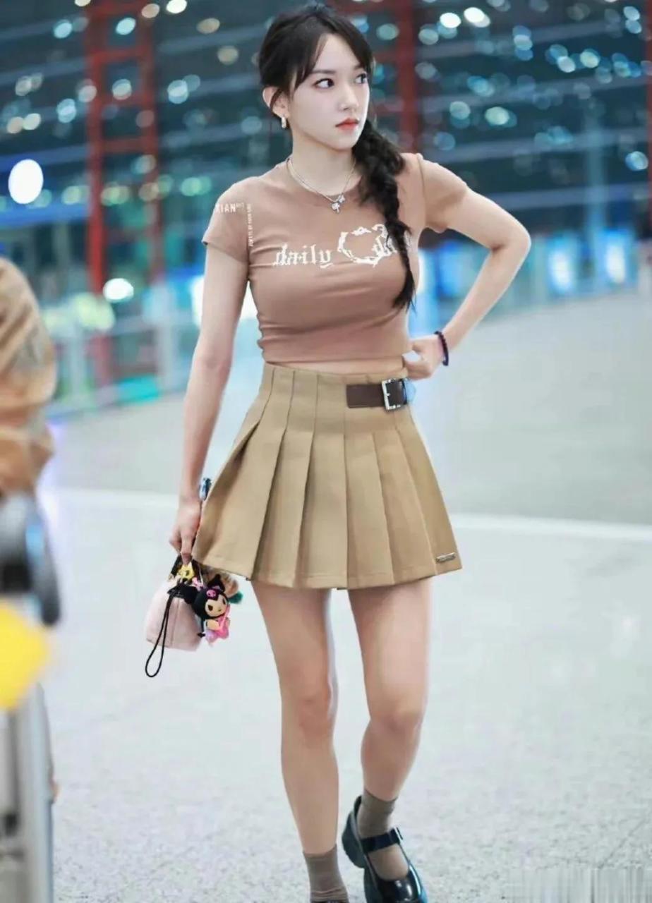 程潇机场穿搭,小妮子身材也太好了吧!肉都往该长的地方去了!