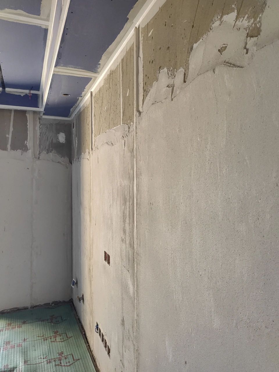 虽然墙面冲筋难度不大,但是浑水摸鱼,在墙面上下套儿的装饰公司占