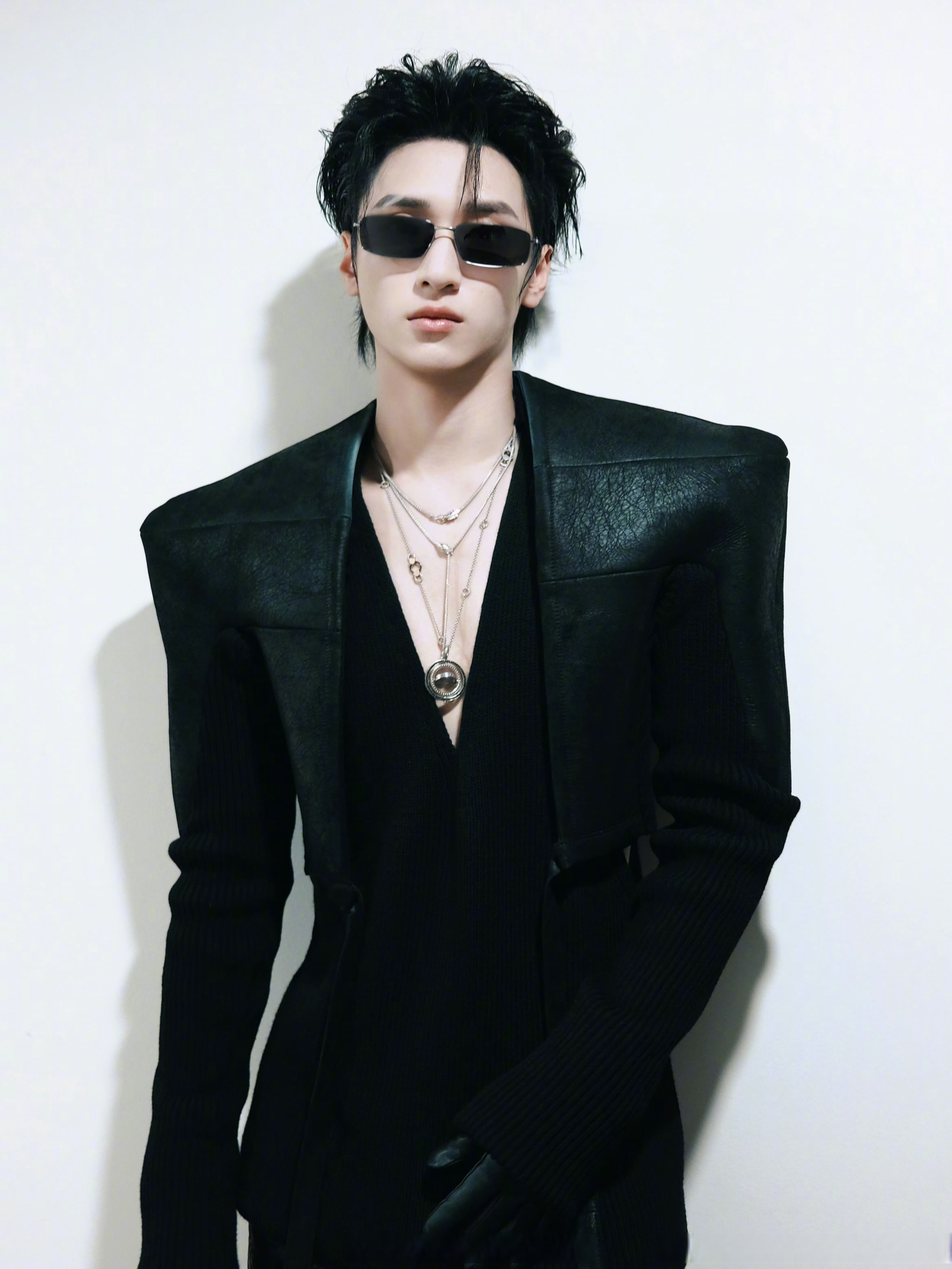 严浩翔 非常惊喜地带来了一身短款拼接皮革夹克外套