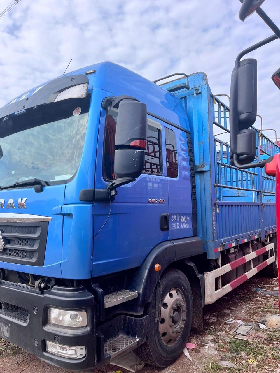 最新到家汕德卡6米8高栏,240马力德国曼发动机,21年上户,车况原版原漆