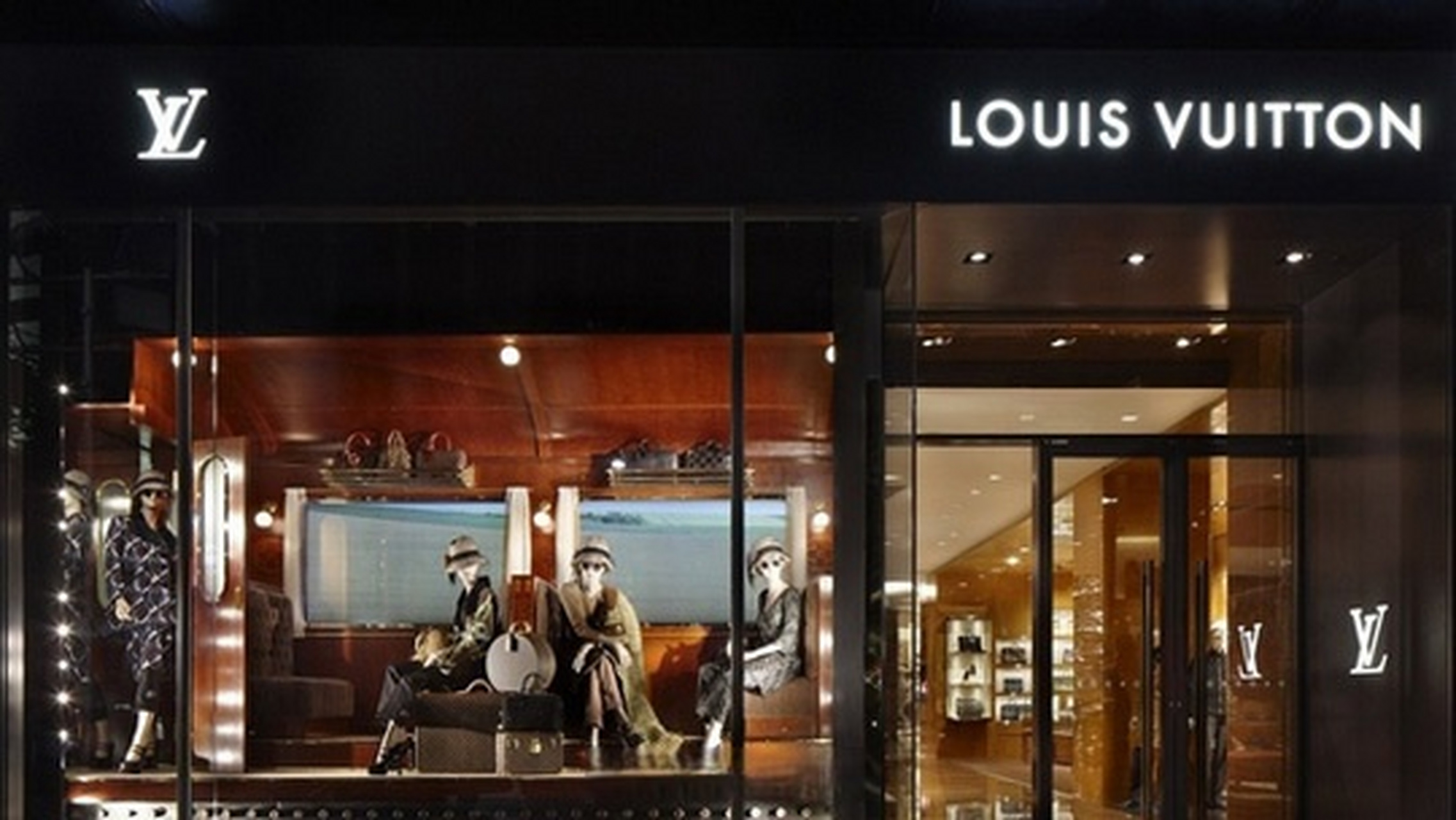 【#lvmh市值首破4000亿欧元# 】lvmh集团股价当地时间1月17日升至历史