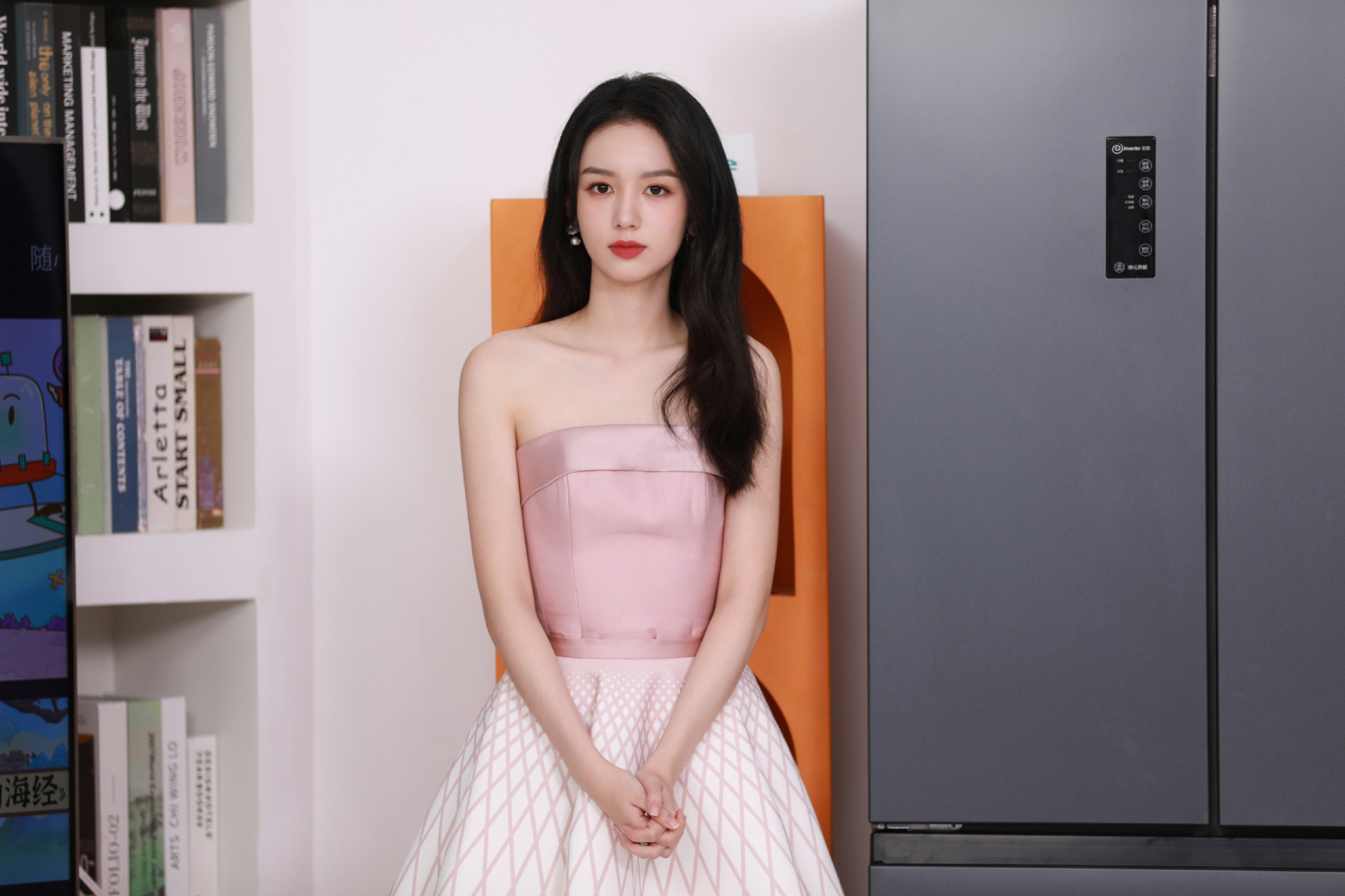 周也缎面抹胸长裙少女感初夏写真美照