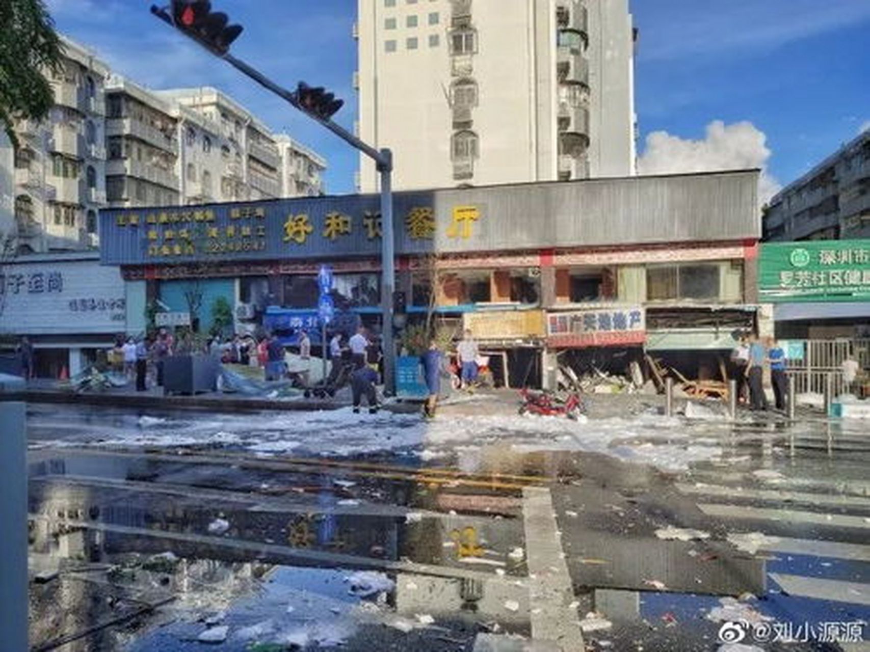 月日,山东省潍坊市高密市凤凰街一家商店发生爆炸,造成一家银行和一家