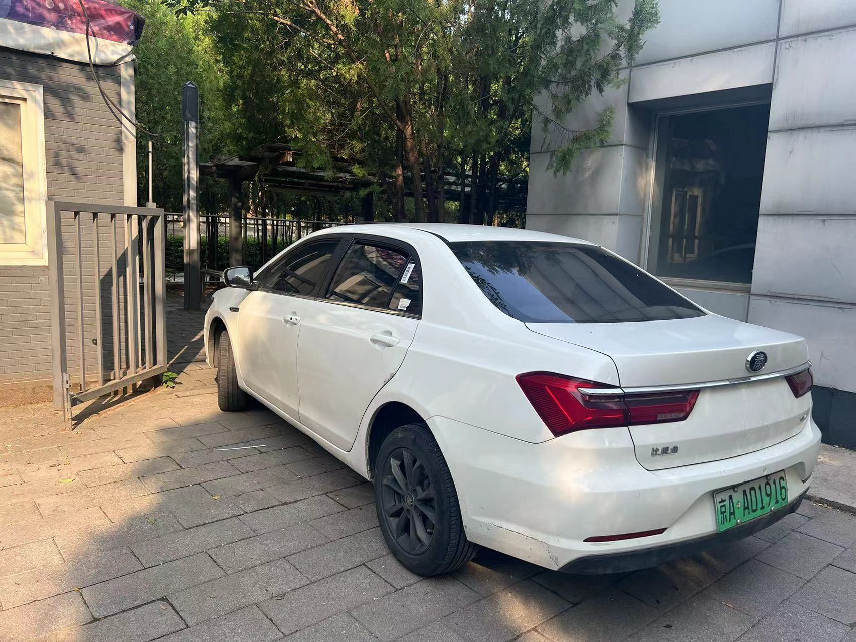 平安北京 北京交警 举报个车,一大早停在火器营站c口的停车棚,挡着