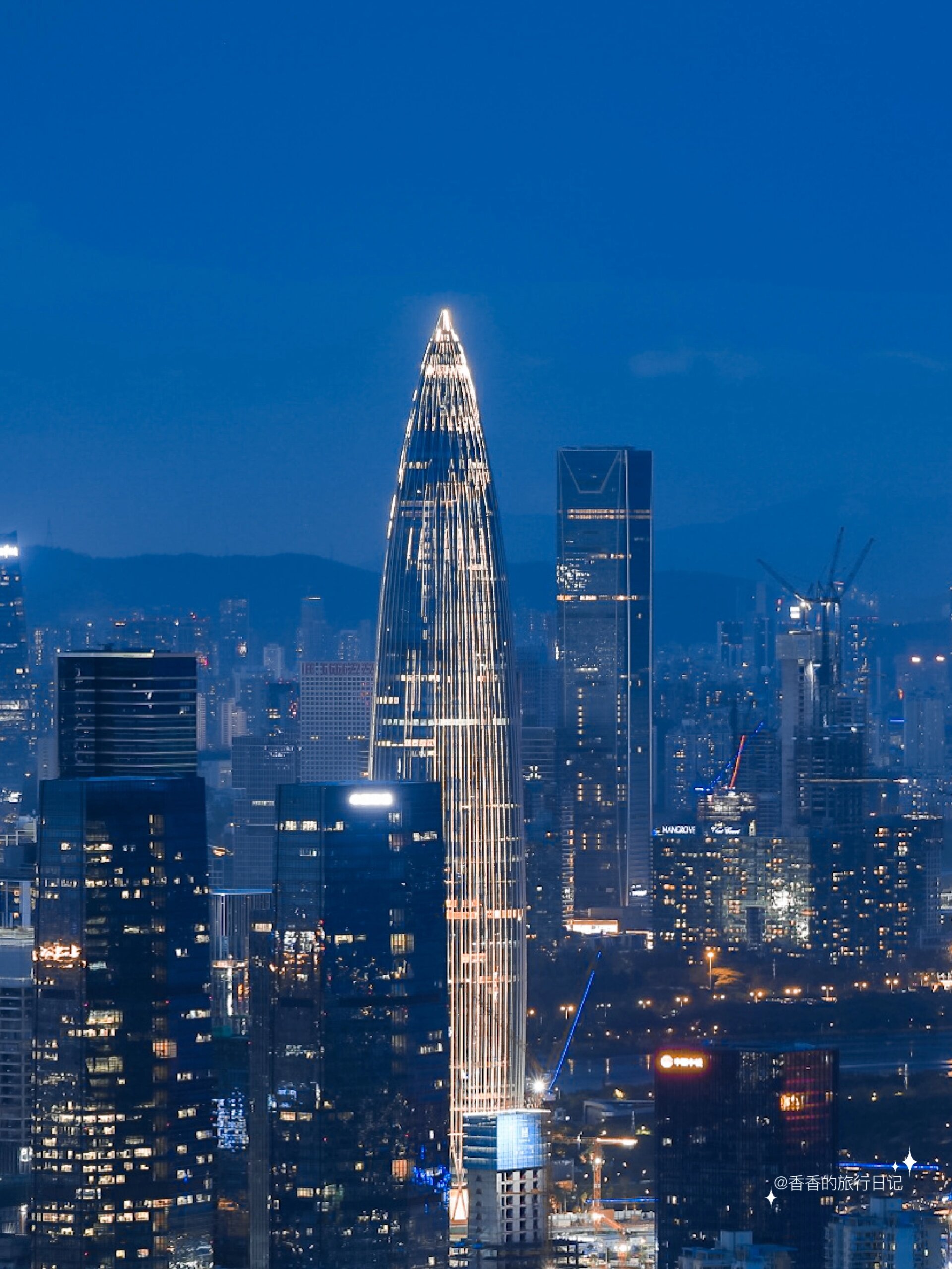 在这里看深圳夜景美绝了,爬山半小时即达!