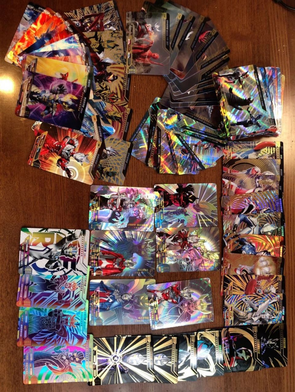 奥特曼卡片汇总 卡片种类 r:6星卡,分横版和竖版,横版占少数; sr:8星