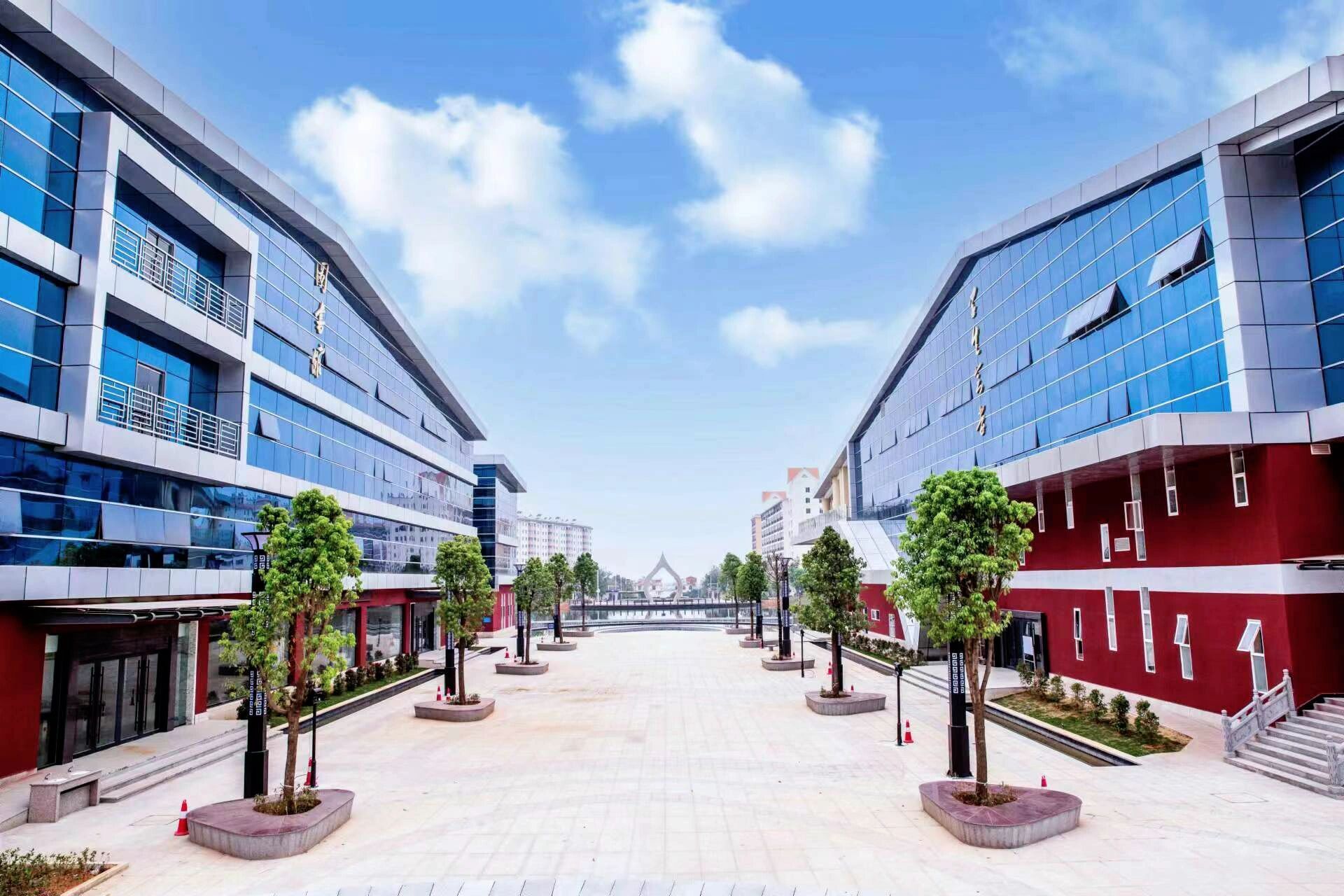 今天学姐就来带领你欣赏德宏职业学院的美景吧! 来喽,来