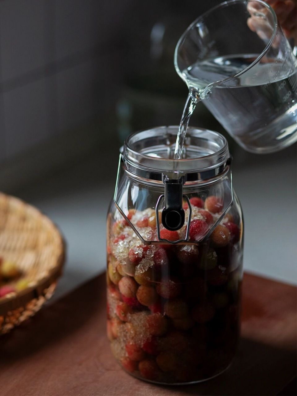 小杨梅青红相间,还没有完全熟透,但新鲜饱满,酸中带甜.