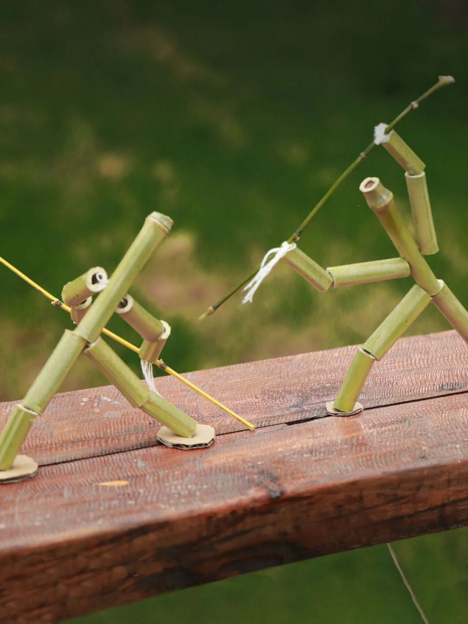 竹节人曾是70后的流行玩具,将它放在有裂缝的桌