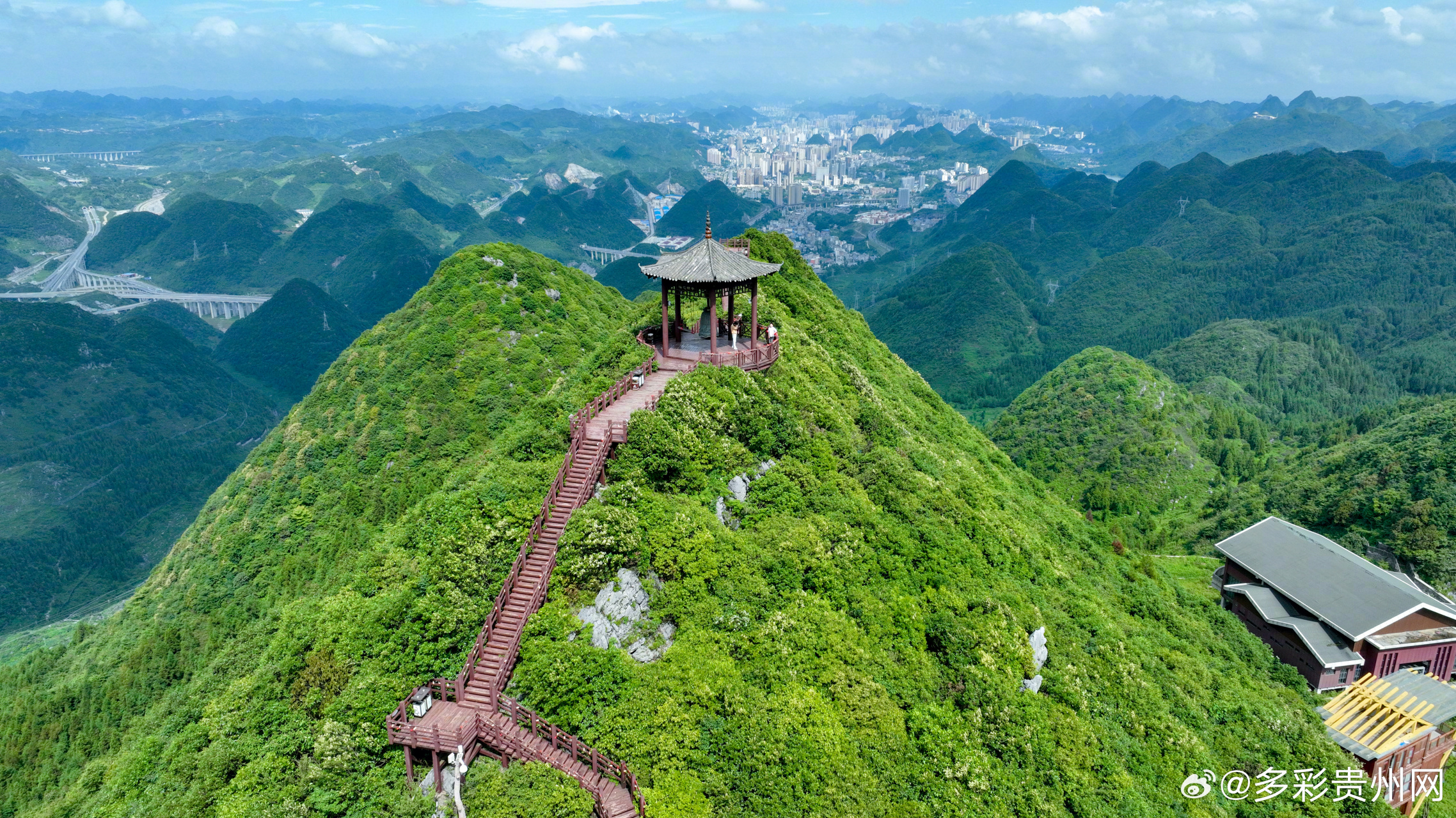 6月27日,贵州文旅推荐官及省内新闻媒体一行来到梅花山景区,在自然