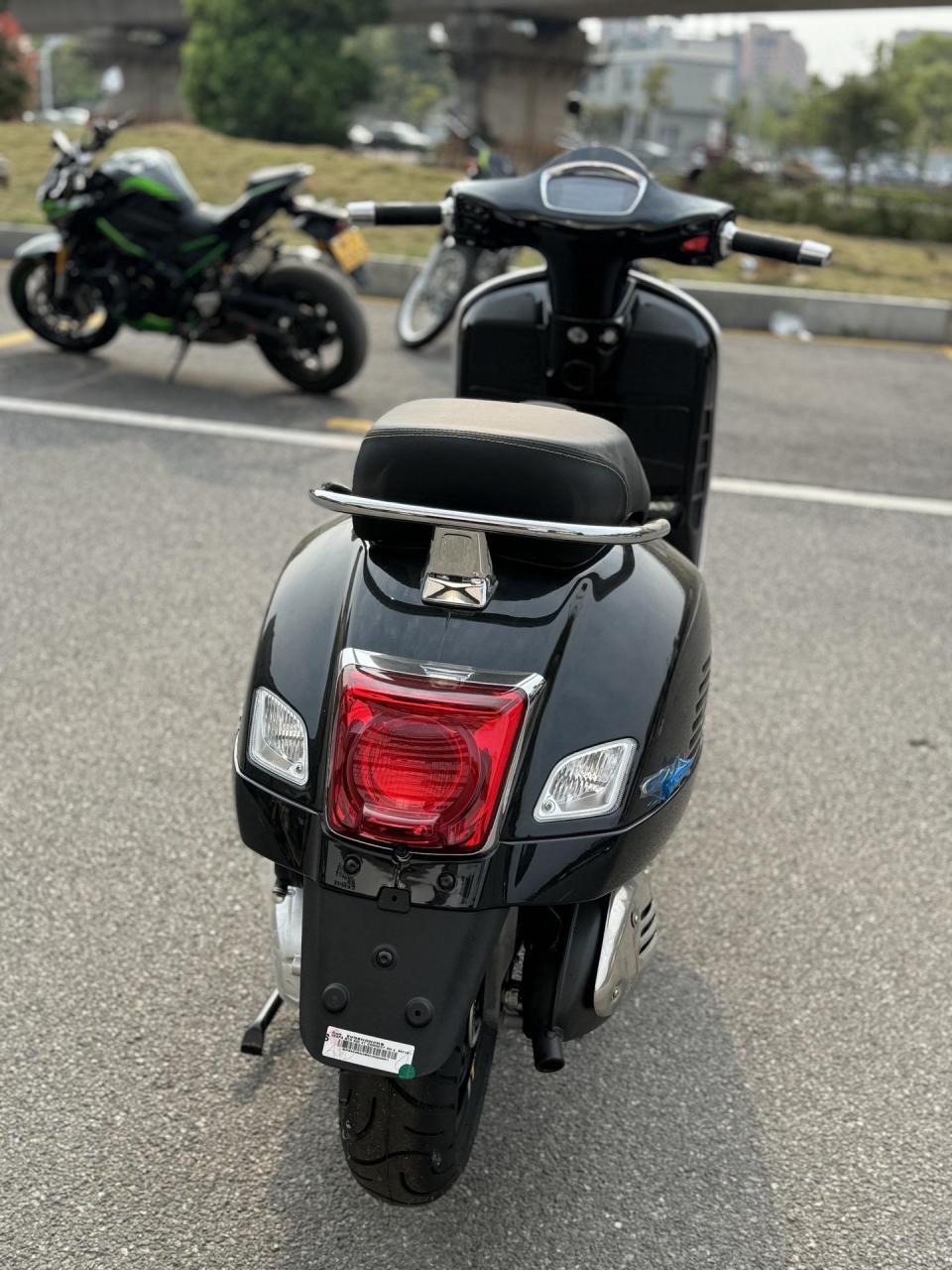 全新的vespa,300,官方价格54800,现在42800元,6日版43800vespa