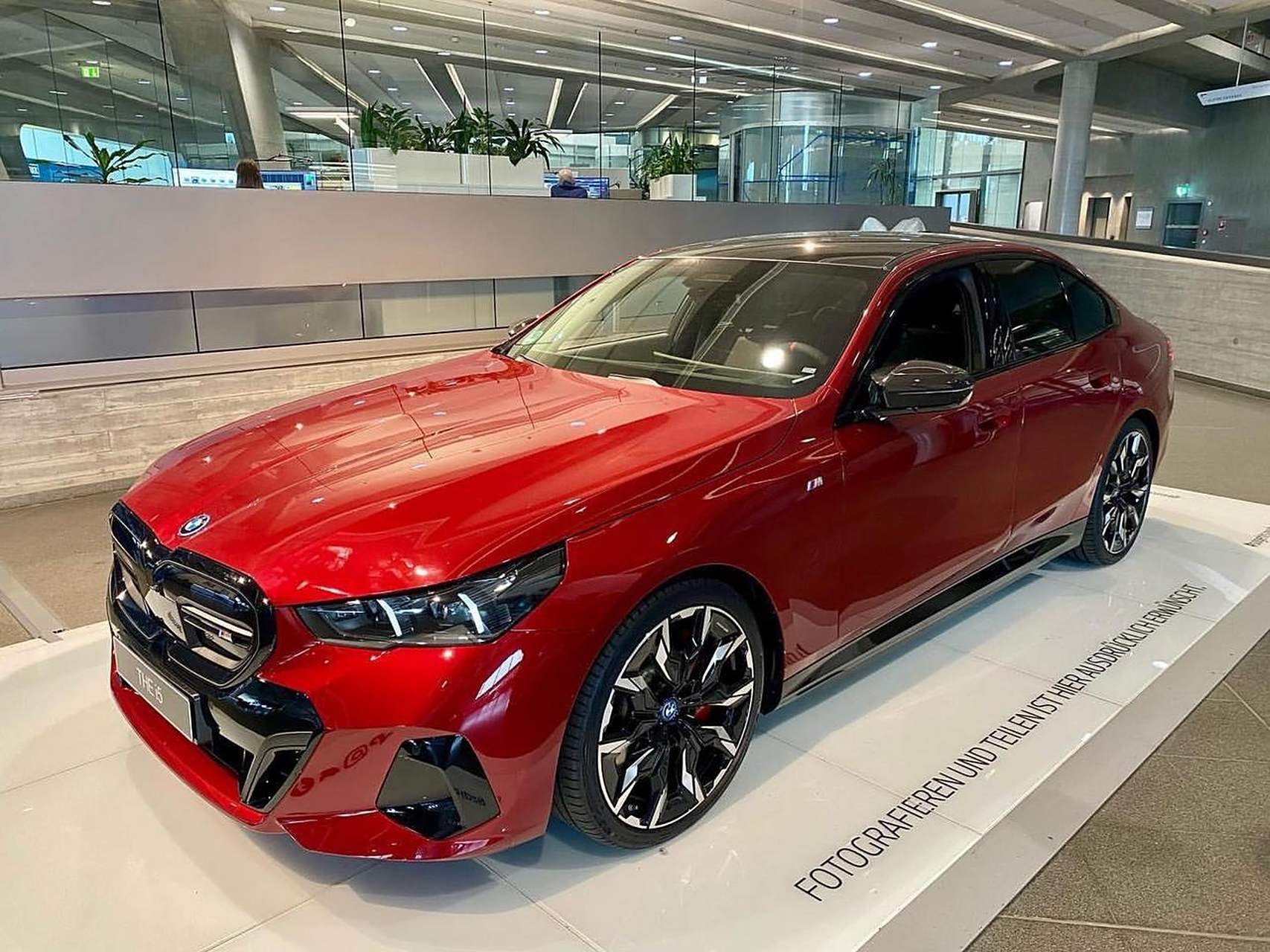 全新2024款宝马i5到店实拍,这红色配色真好看呀,怎么你们都说新款的