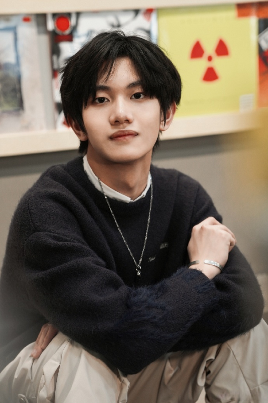 黄文锦的舞台上有弹簧床黄文锦空中一字马 有被黄文锦在青年派《门没