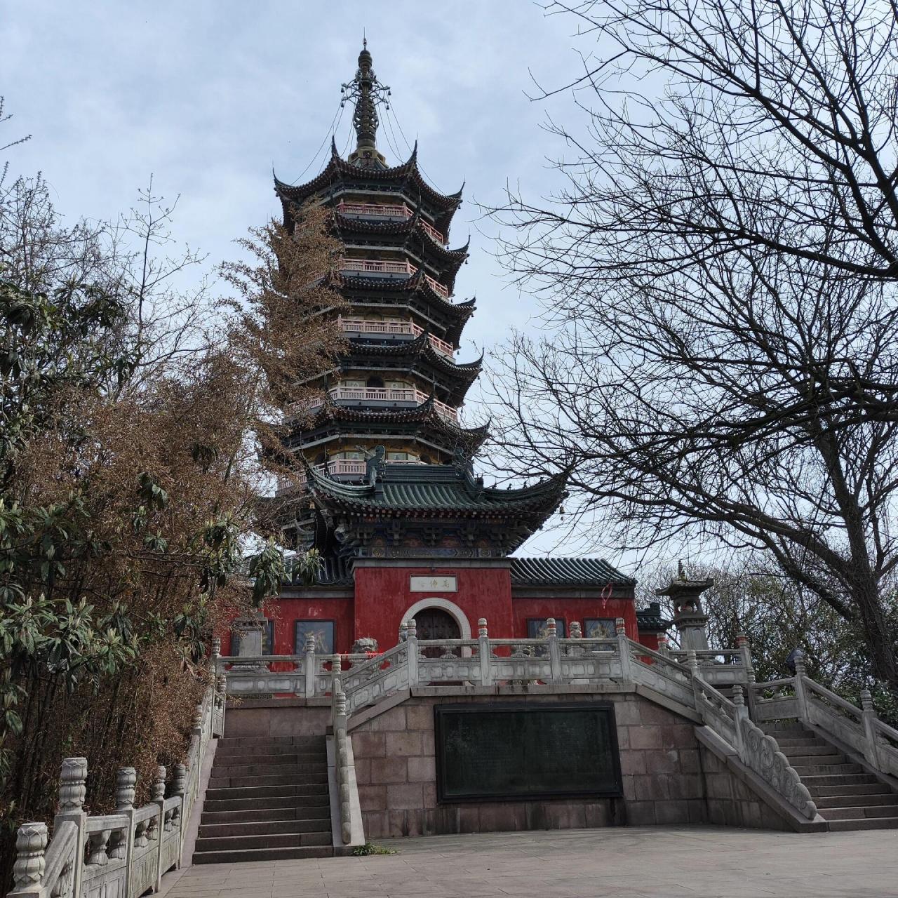 镇江三山一渡最大的坑—焦山 坐摆渡船,只有一个定慧寺,山上景点关门,