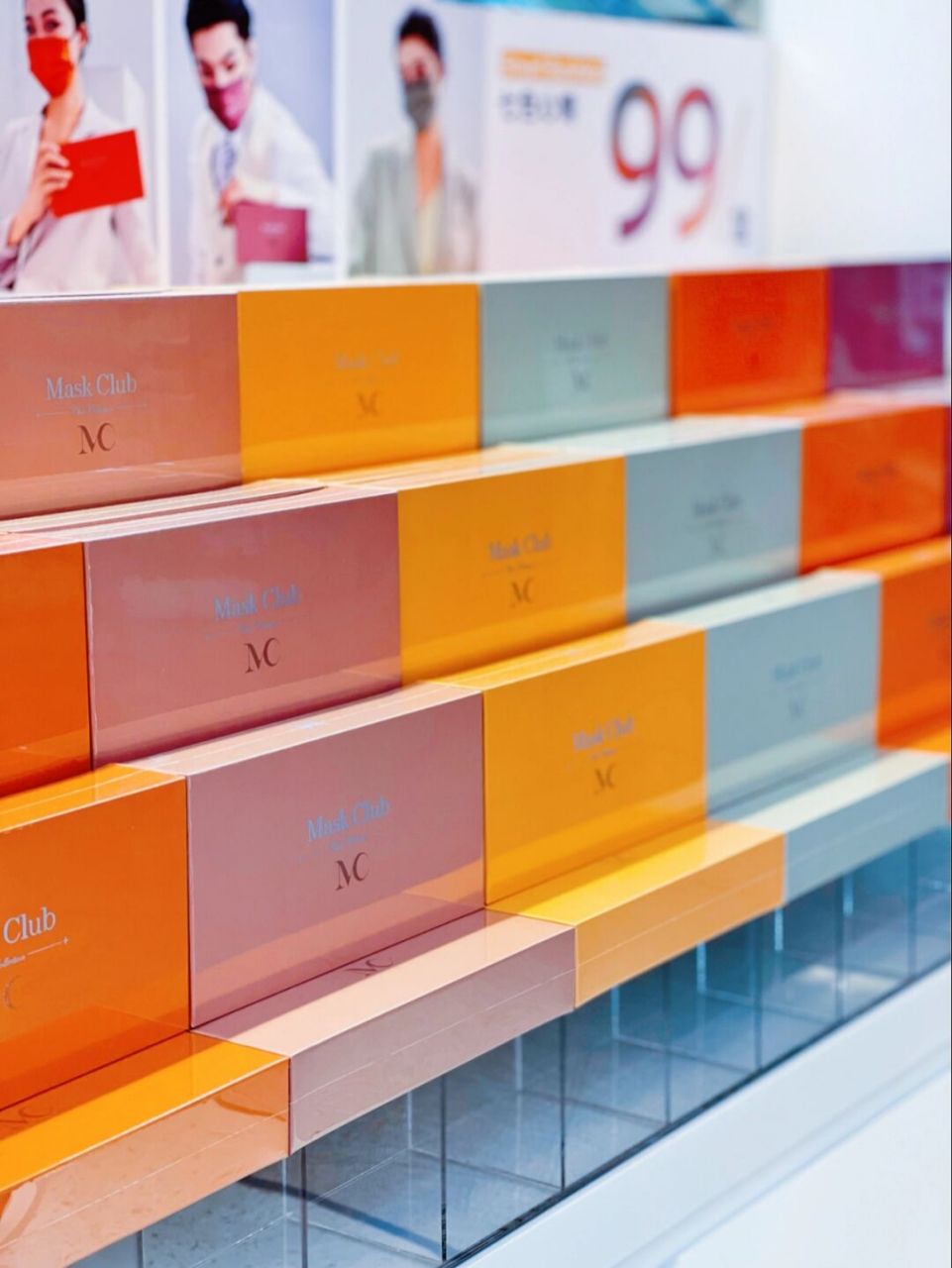 逛街看到一家卖口罩的专门店——mask club🥰 被色彩斑斓的彩虹🌈