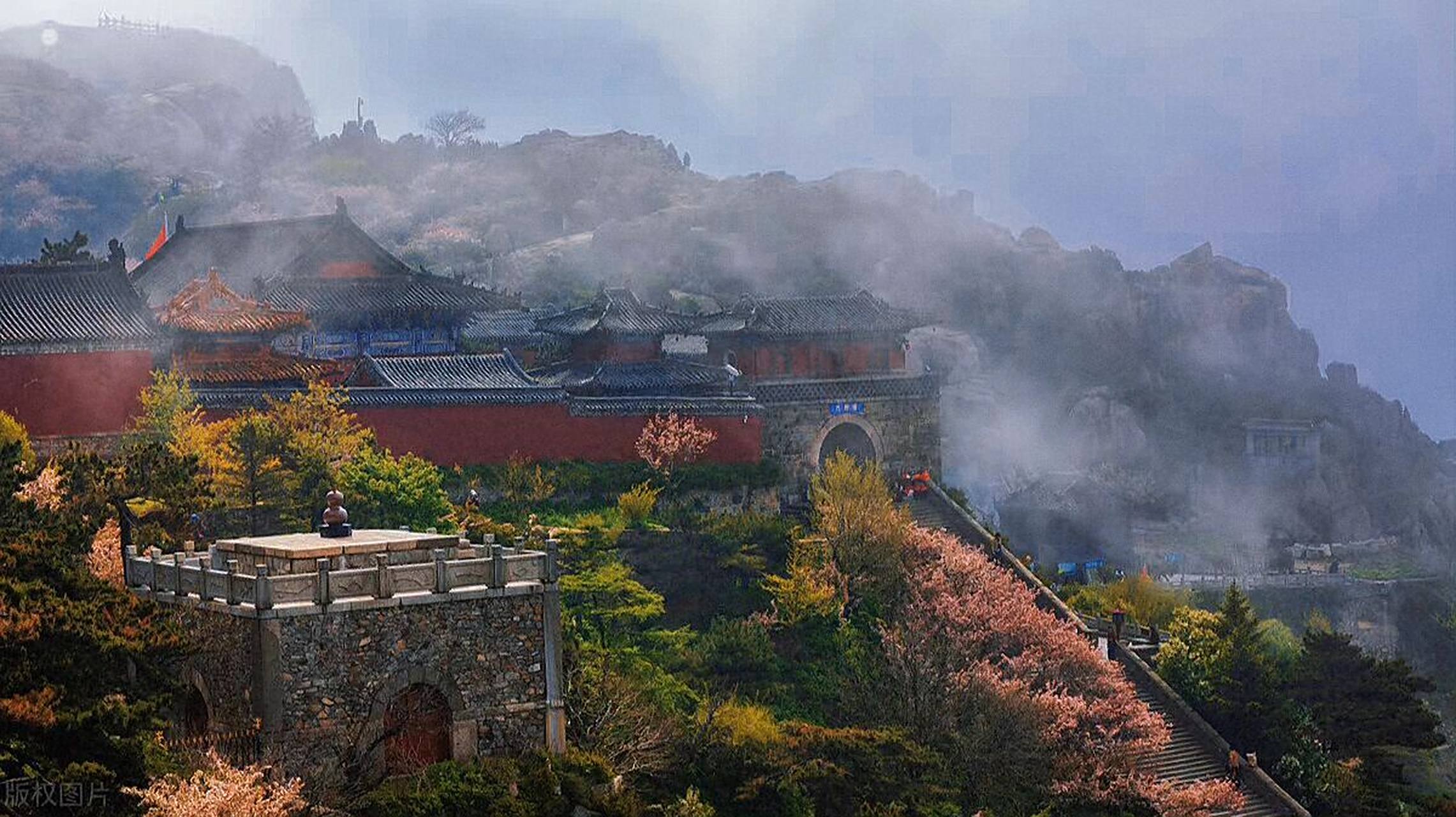来泰山别拜错了老奶奶 如何来到泰山碧霞祠 碧霞祠位于山东省泰安市