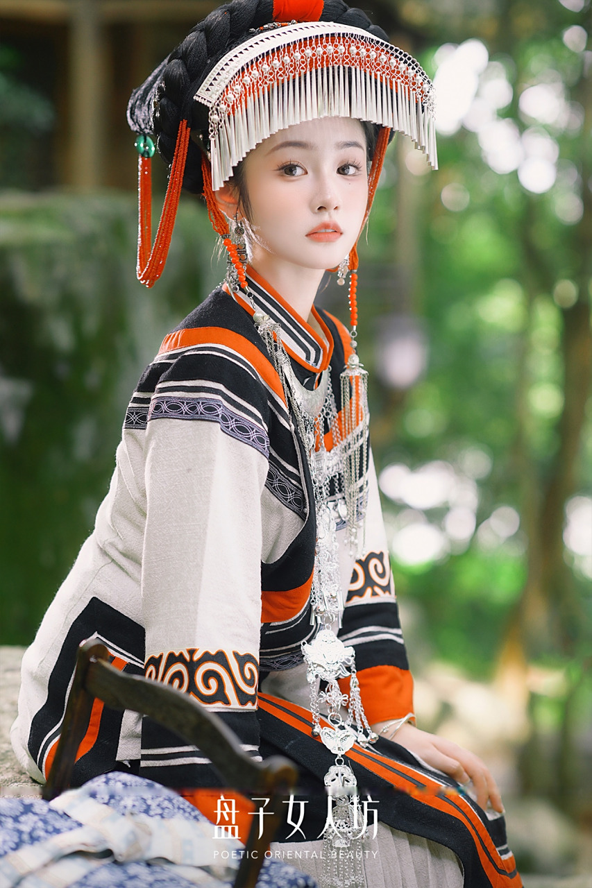 盘子女人坊#  彝族少女真的太好看啦~93 红黑白的极致配色,简约又