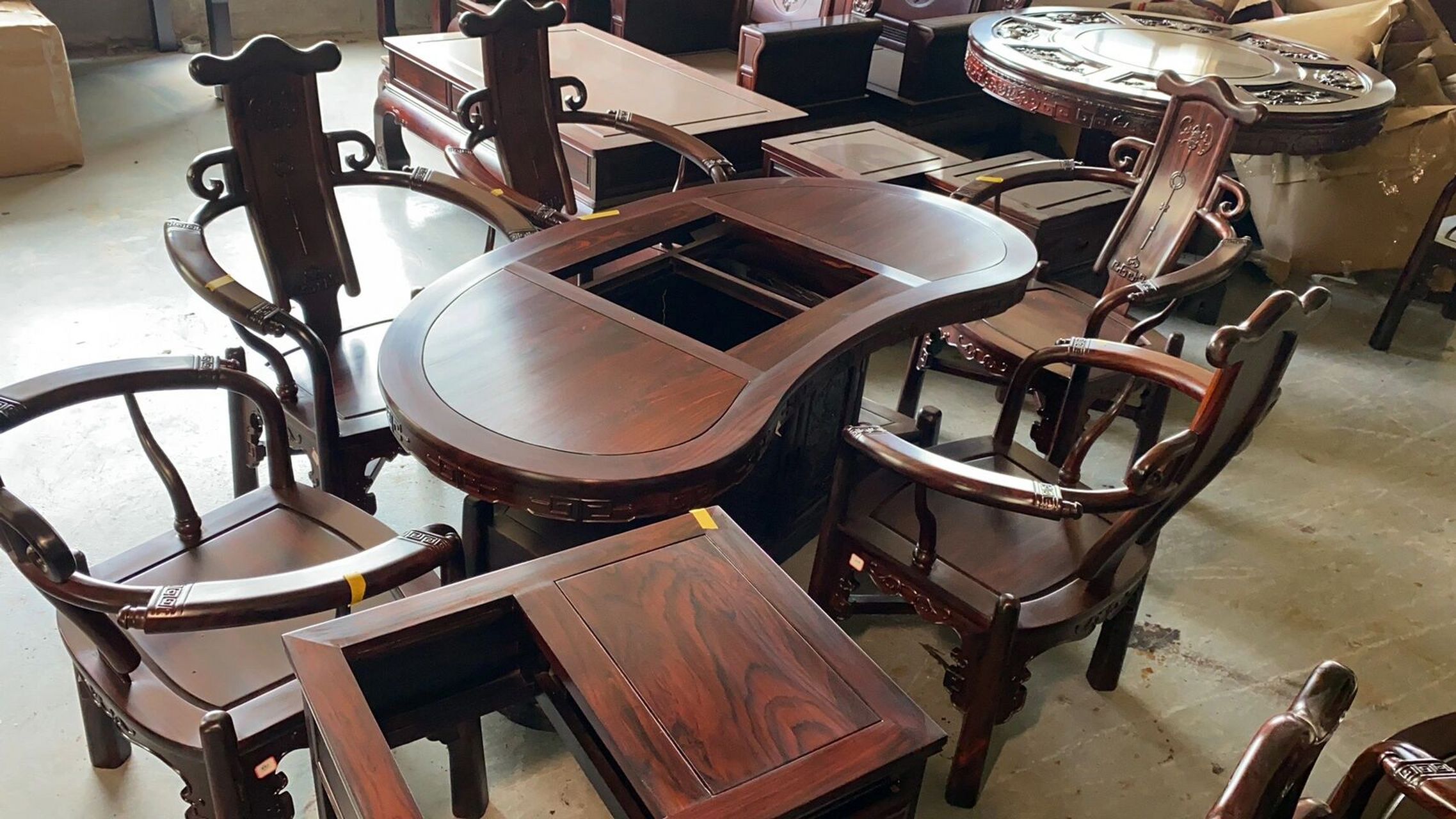 非洲酸枝学名可乐豆,产自莫桑比克,非洲酸枝它不是红木,更不是红木