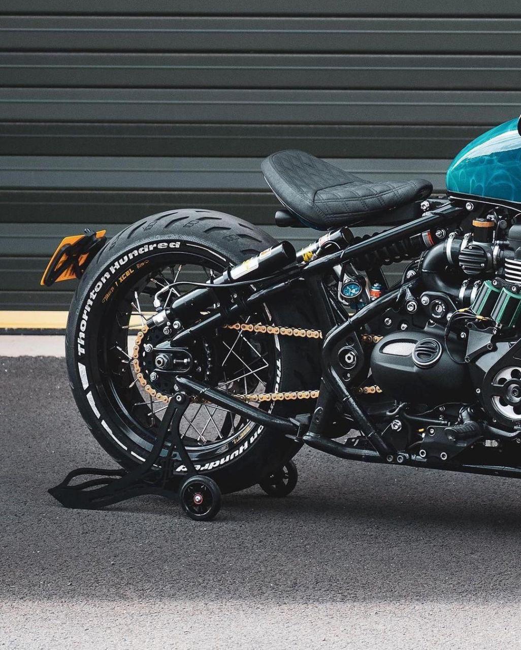 triumph bobber#凯旋bobber #改装机车 #机车 #复古摩托 #机车摄影