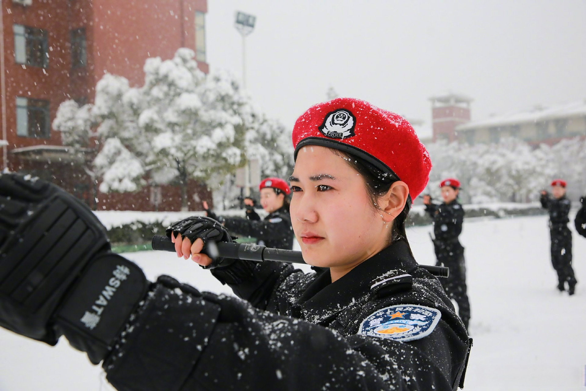 武汉女子特警雪中练兵】2月7日下雪,武汉女子特警头戴小红帽,在雪中