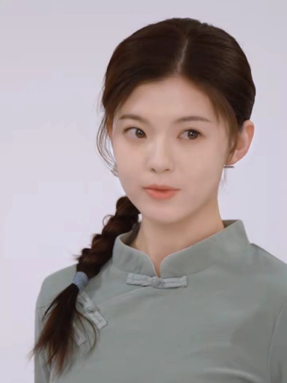 看了关畅的微博 发现我更喜欢她剧中的造型 感觉她很适合民国的装扮