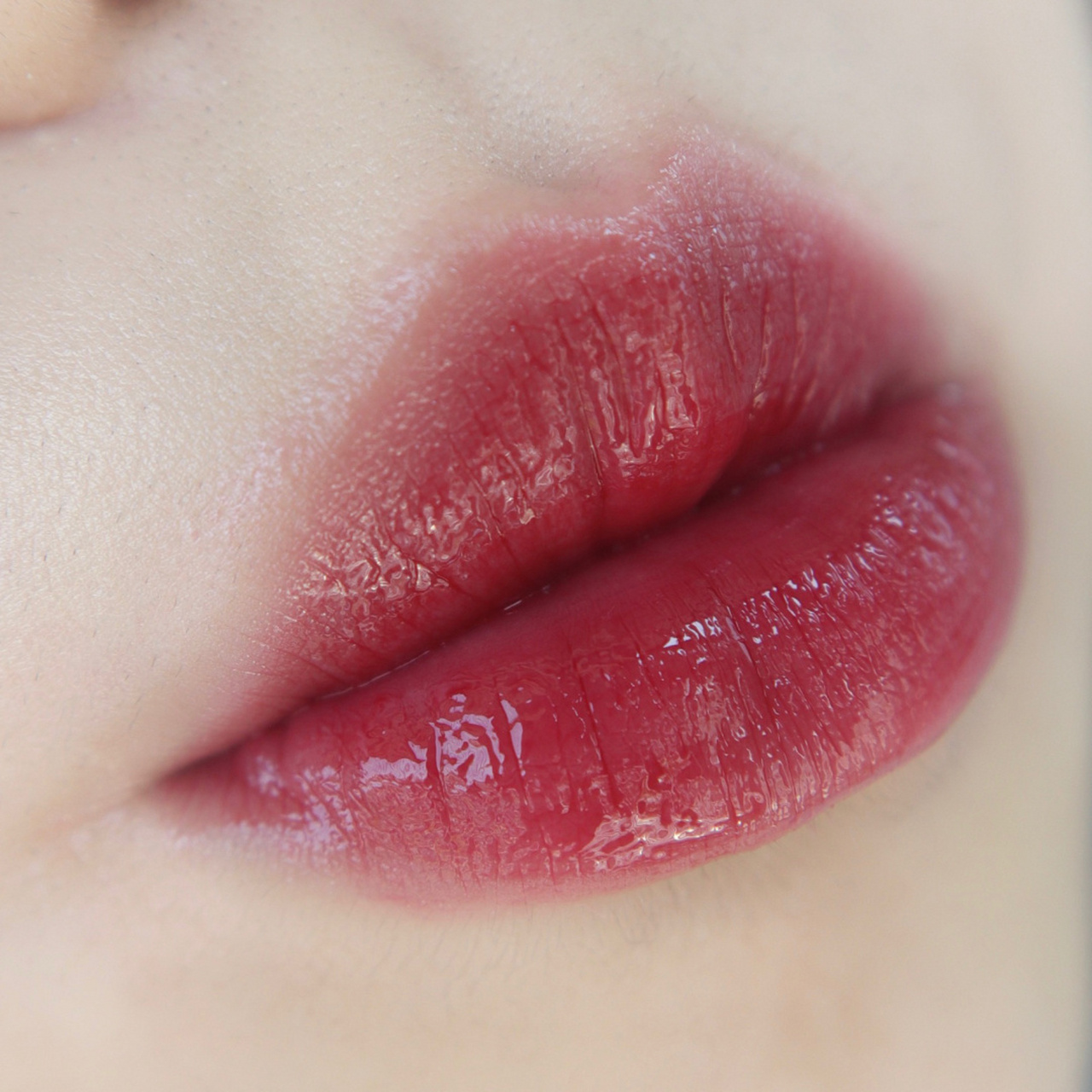 圣罗兰ysl金管唇釉05 氧化后红色调多一点,所以会比刚上嘴好看一小