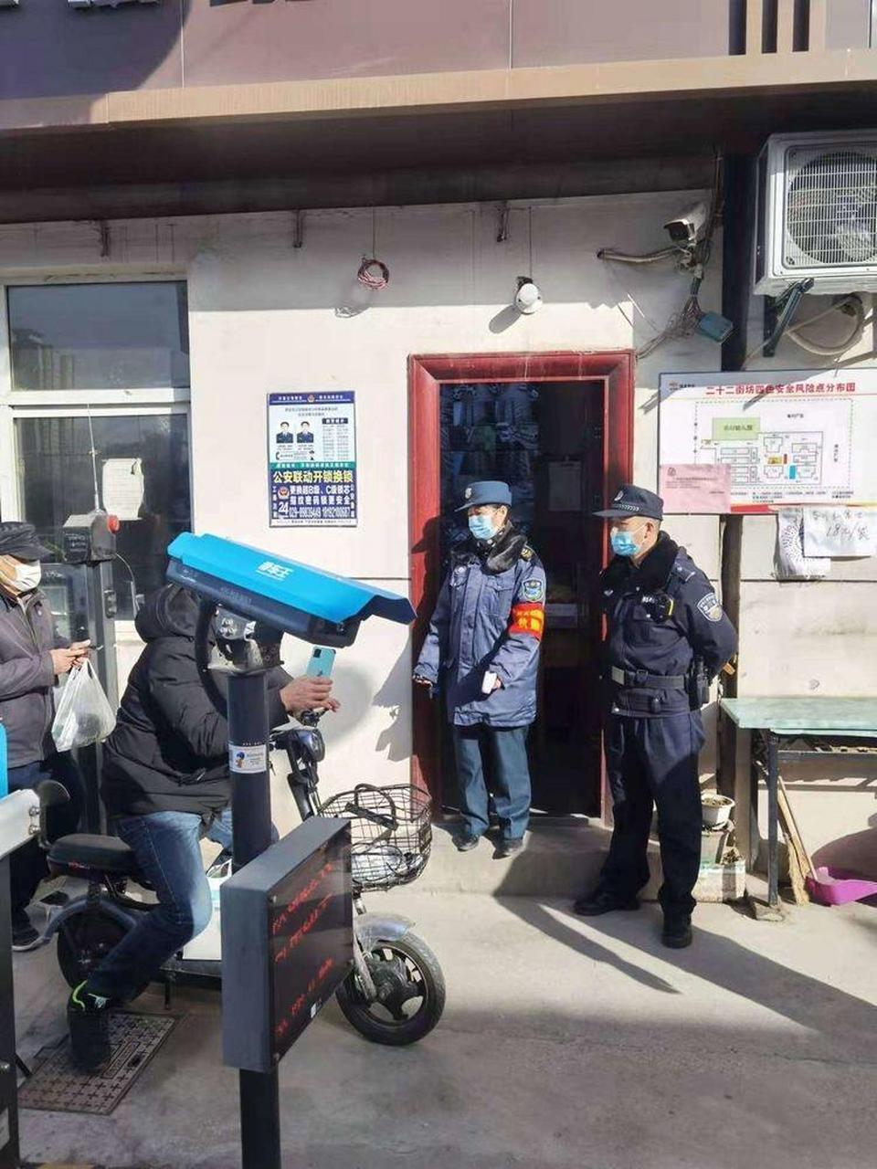 公安新城分局韩森寨派出所到辖区检查院落保安值守情况