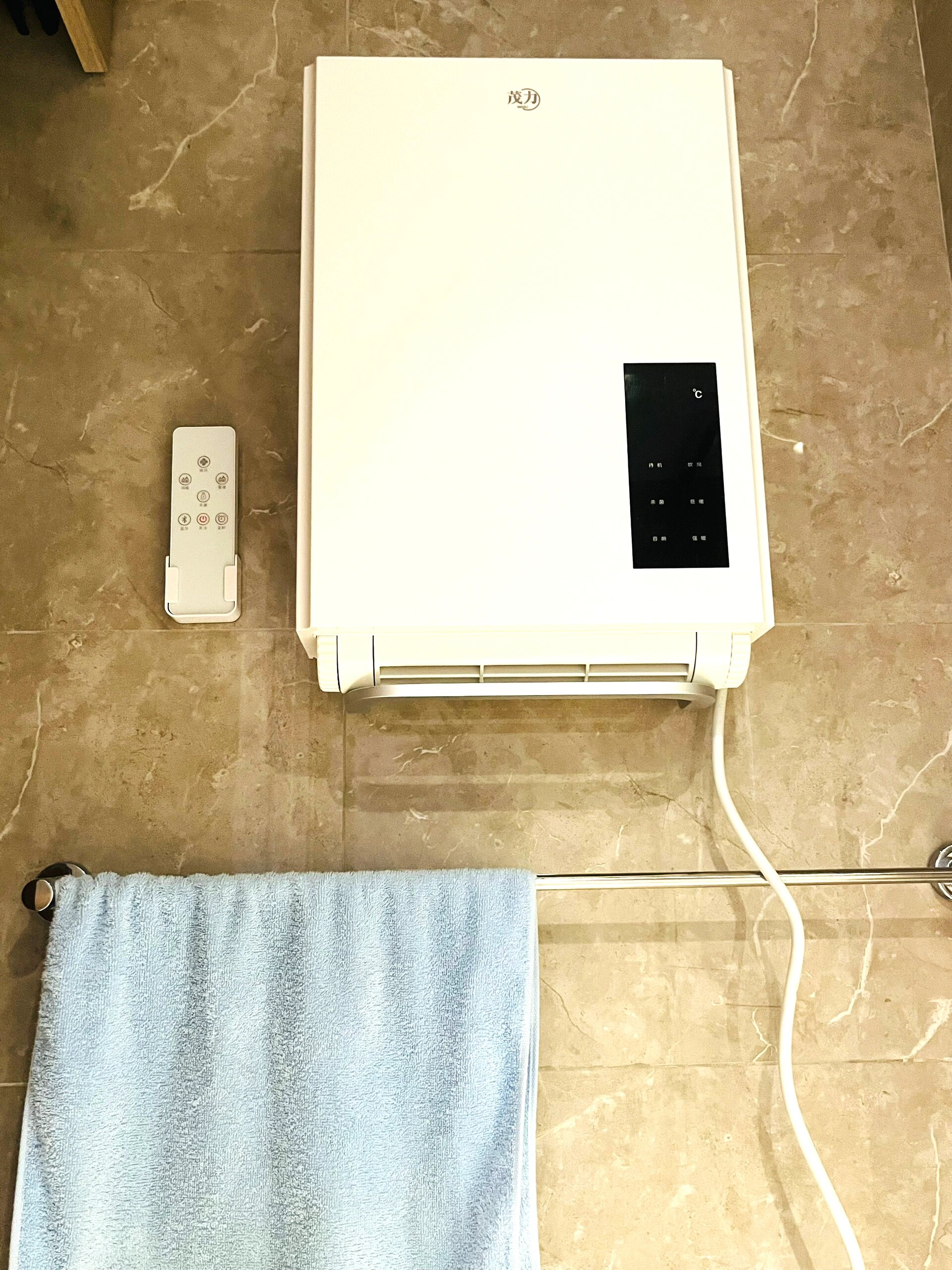 否则脱完衣服只能在卫生间里瑟瑟发抖🥶 购买的这款茂力浴霸取暖器