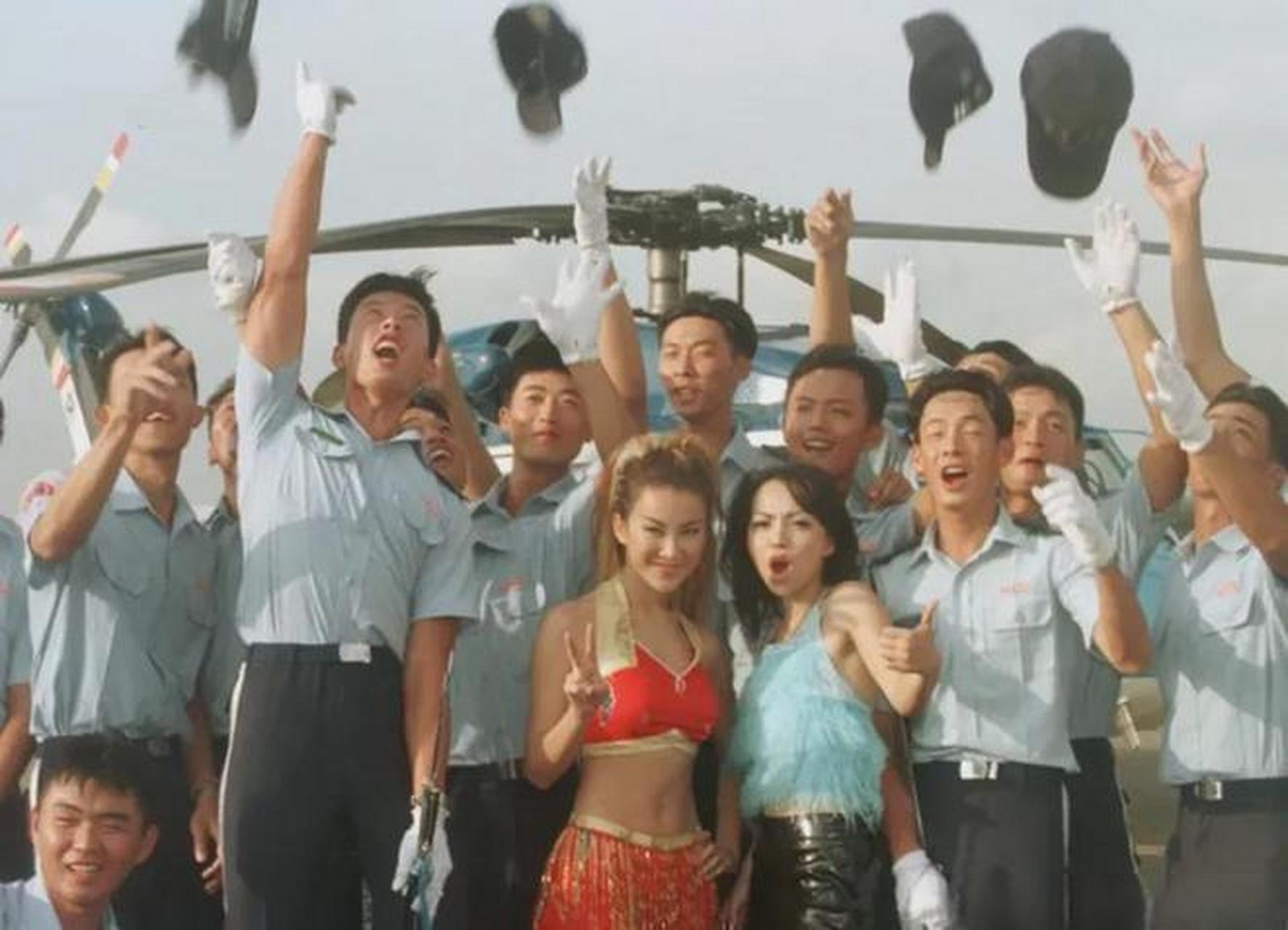 1997年,李玟和张惠妹参加台湾华视主办的劳军晚会,俩人在晚会上劲歌