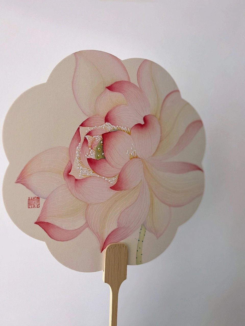 没骨荷花团扇 这把荷花是复刻最多的一把,这还是暑假没画完的扇子