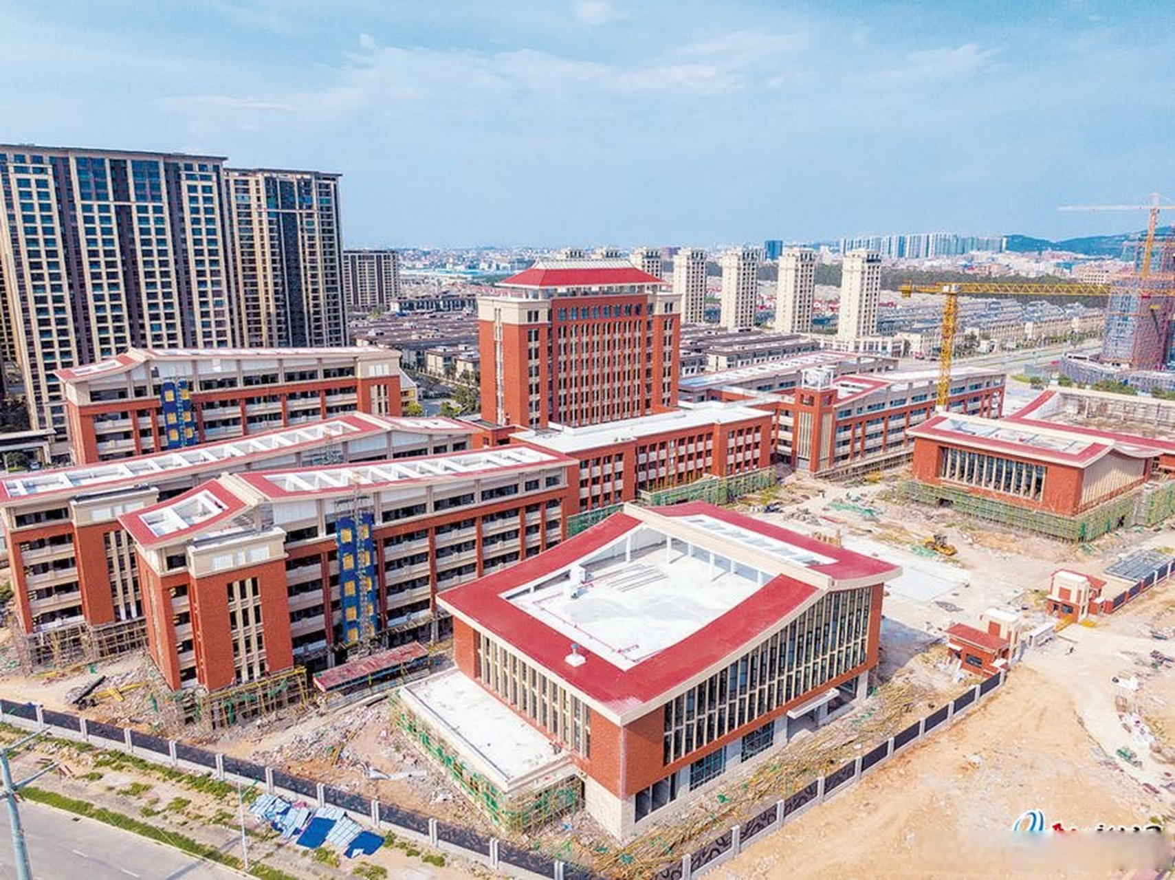 【主建筑落架 9月竣工验收 养正中学开发区校区建设收尾】闽南红砖的