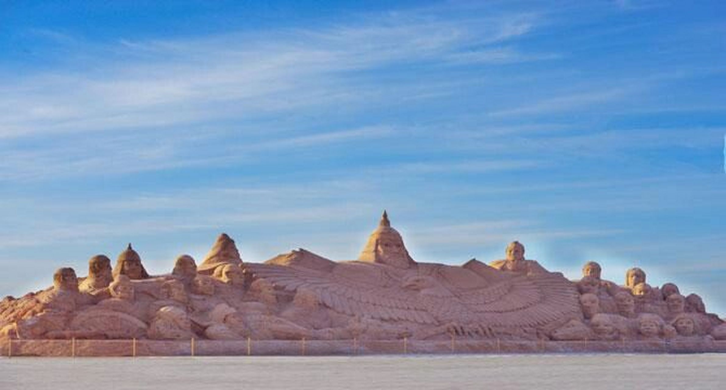 胡楊林旅遊景區 胡楊林旅遊景區位於內蒙古自治區最西端的阿拉善盟