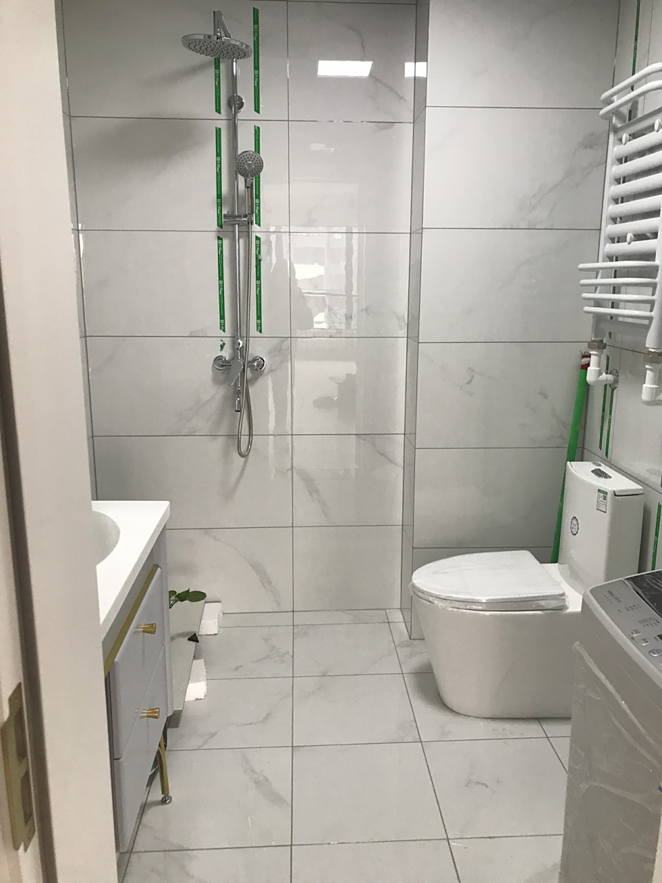 爵士白瓷砖搭配亚浅灰美缝效果你们喜欢吗 我家厕所墙地面是爵士白