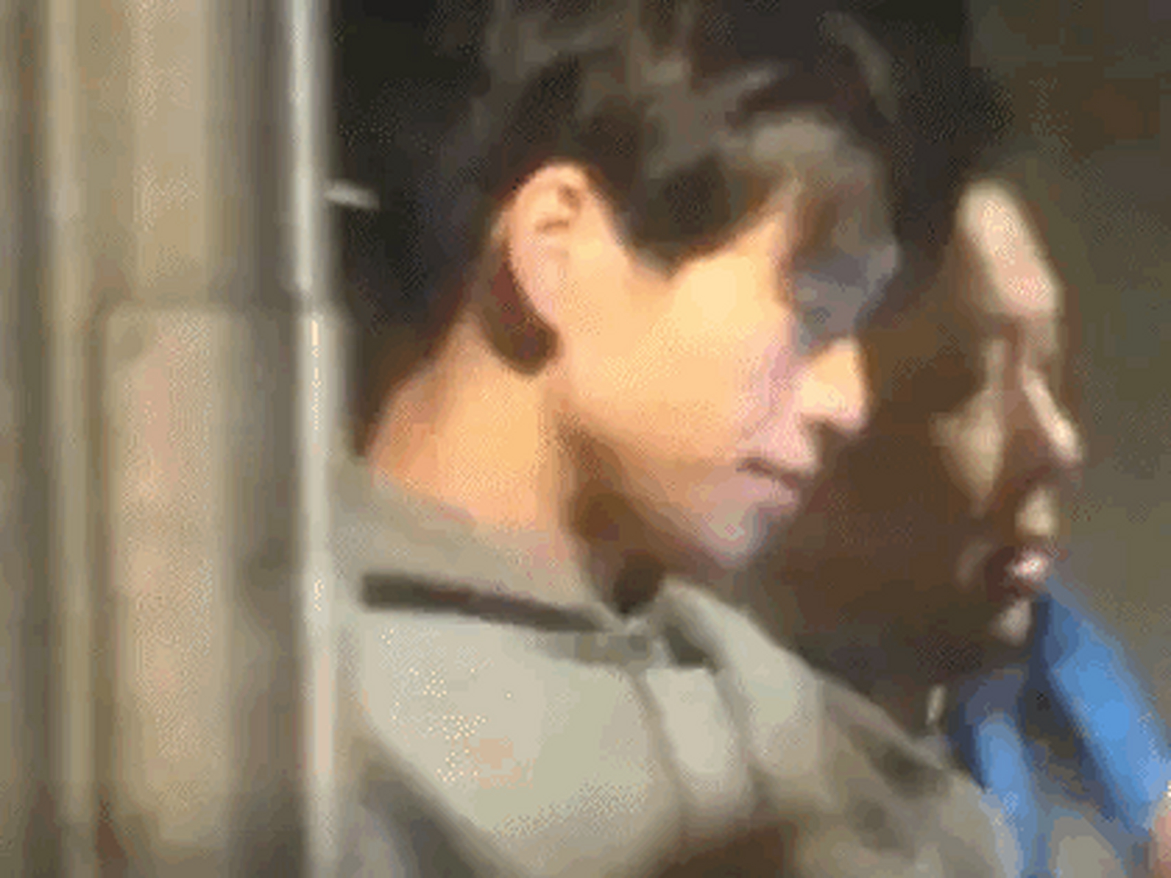 魏大勋抽烟的姿势还挺苏的,他这是看到镜头了吗?