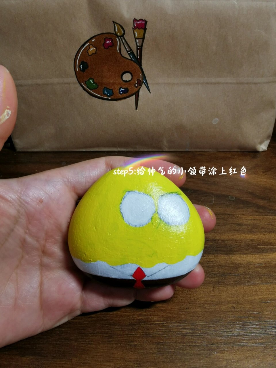 石头画|愤怒的海绵宝宝 如果你有一块三角形的石头,不要丢,试着画个