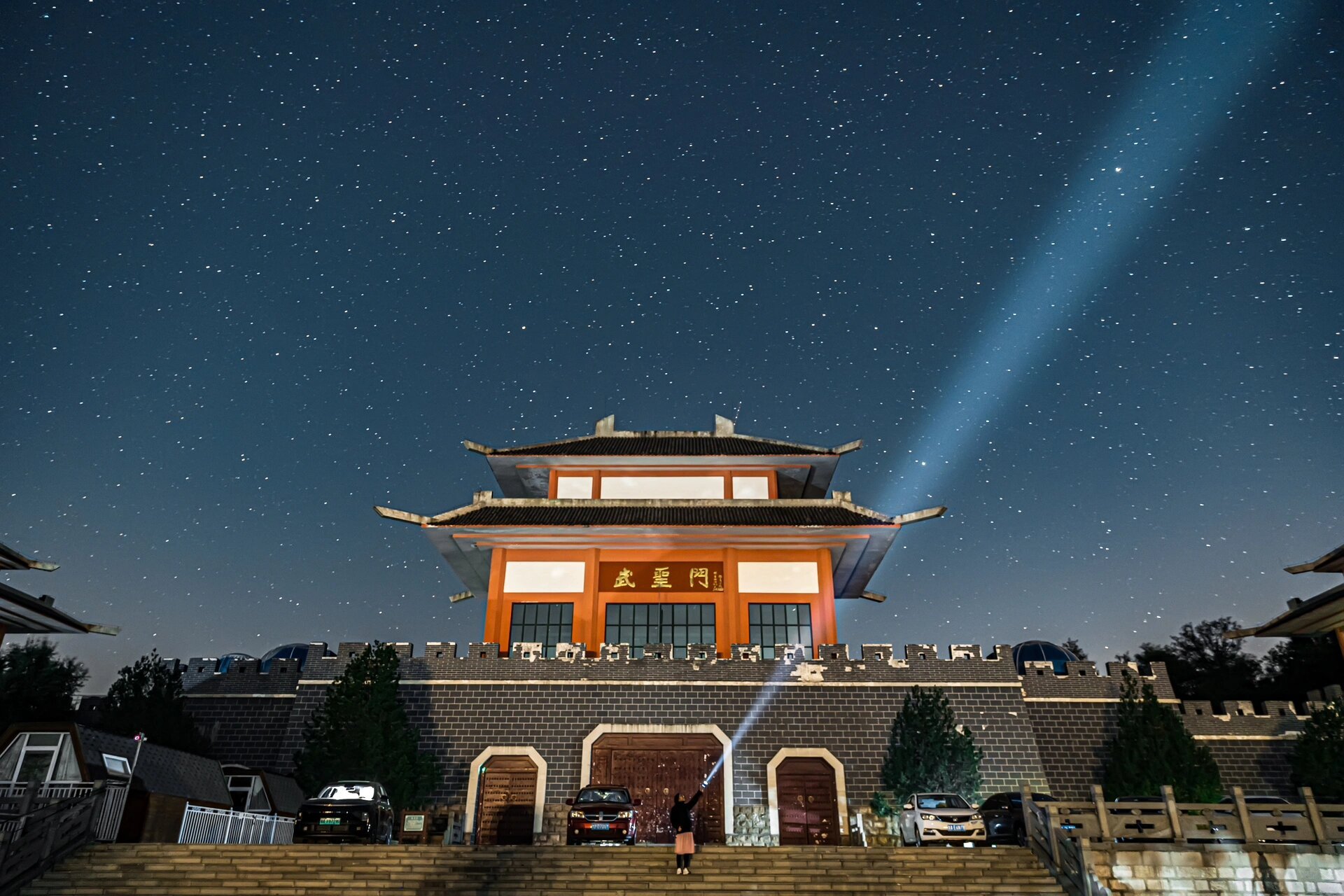 仰望天空,繁星璀璨,济南七星台观星      后座放倒,铺上充气床,带上