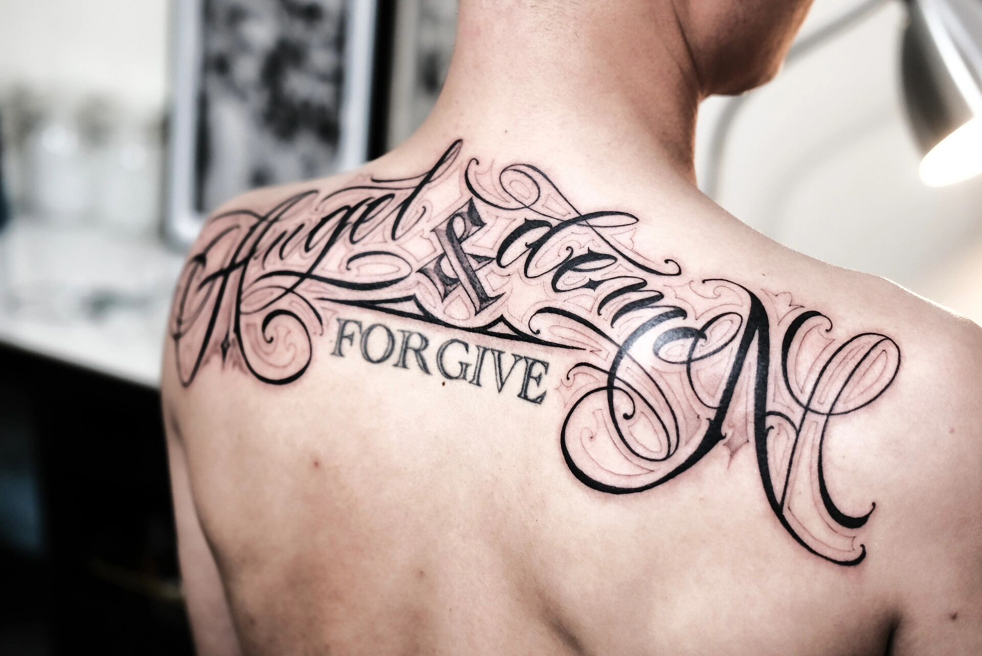 男生后背花体字纹身设计