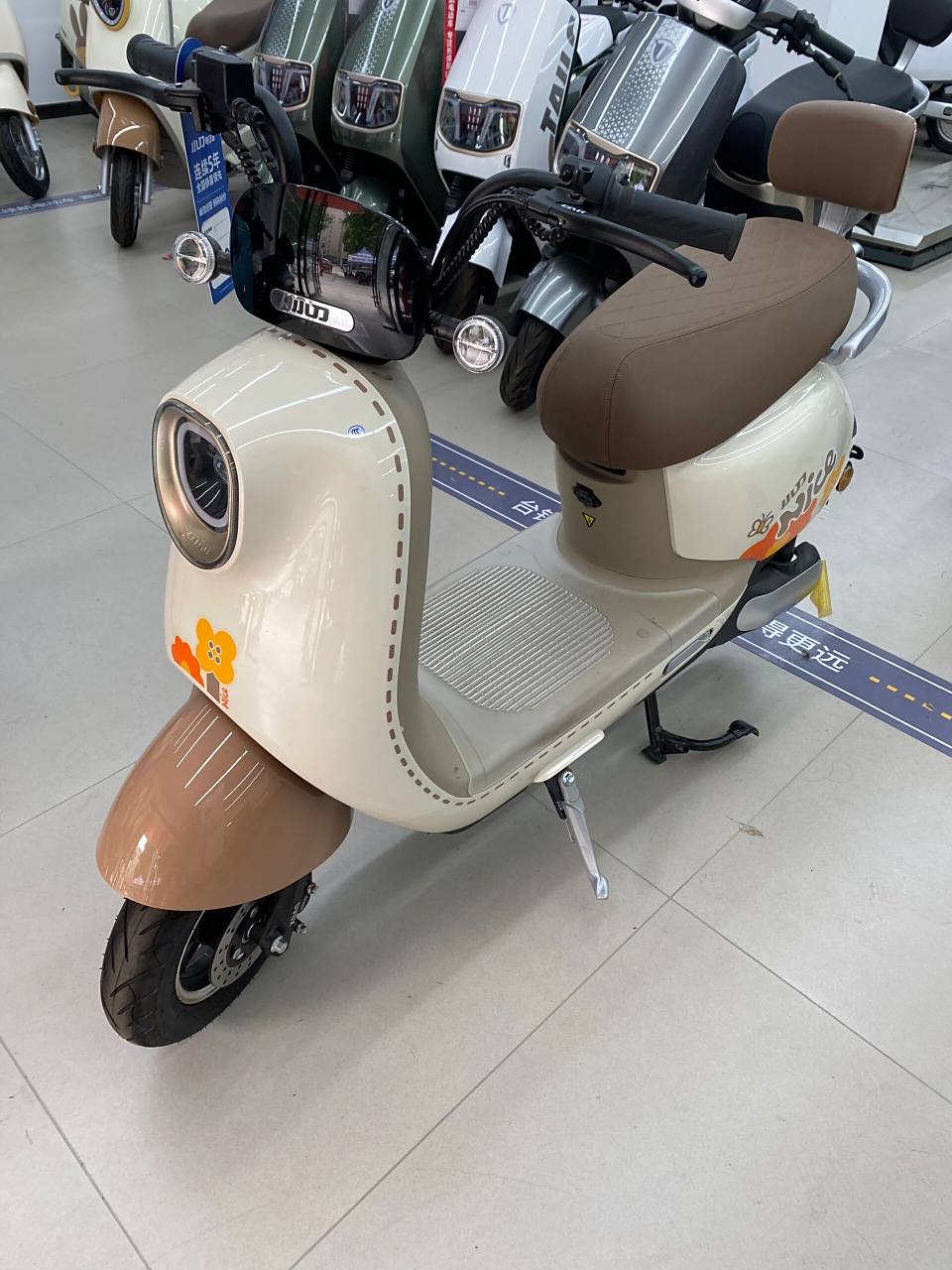 小刀电动车k10领航版 小刀这个电车包上牌,送全套赠品,价格谈到2560 