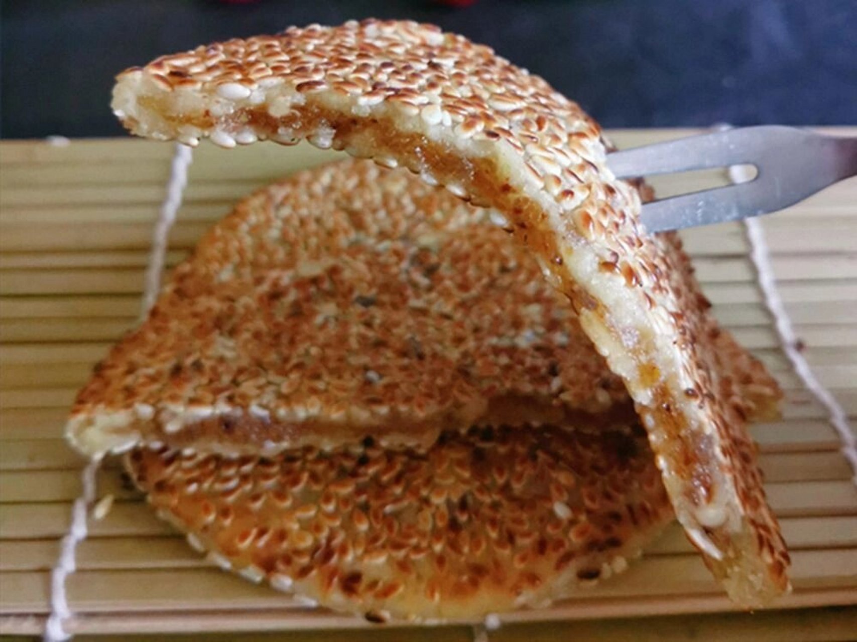 冰薄月饼具有与众不同的纤薄外形,香气浓郁,酥软适当,甜而不腻,营养