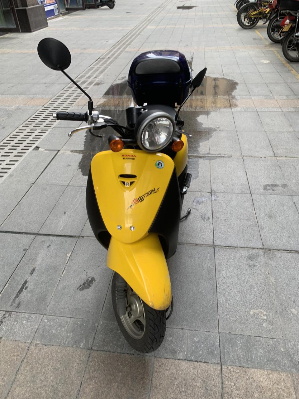 这款车百公里油耗0.9升,50cc本田发动机,19年3月上牌