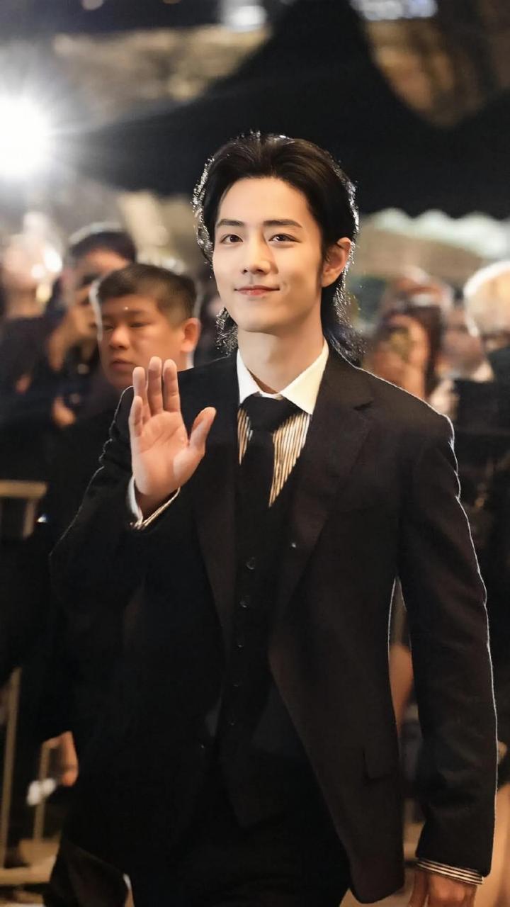 感受一下顶流男星在新加坡的人气,一身黑西装大背头,前面若干个摄影