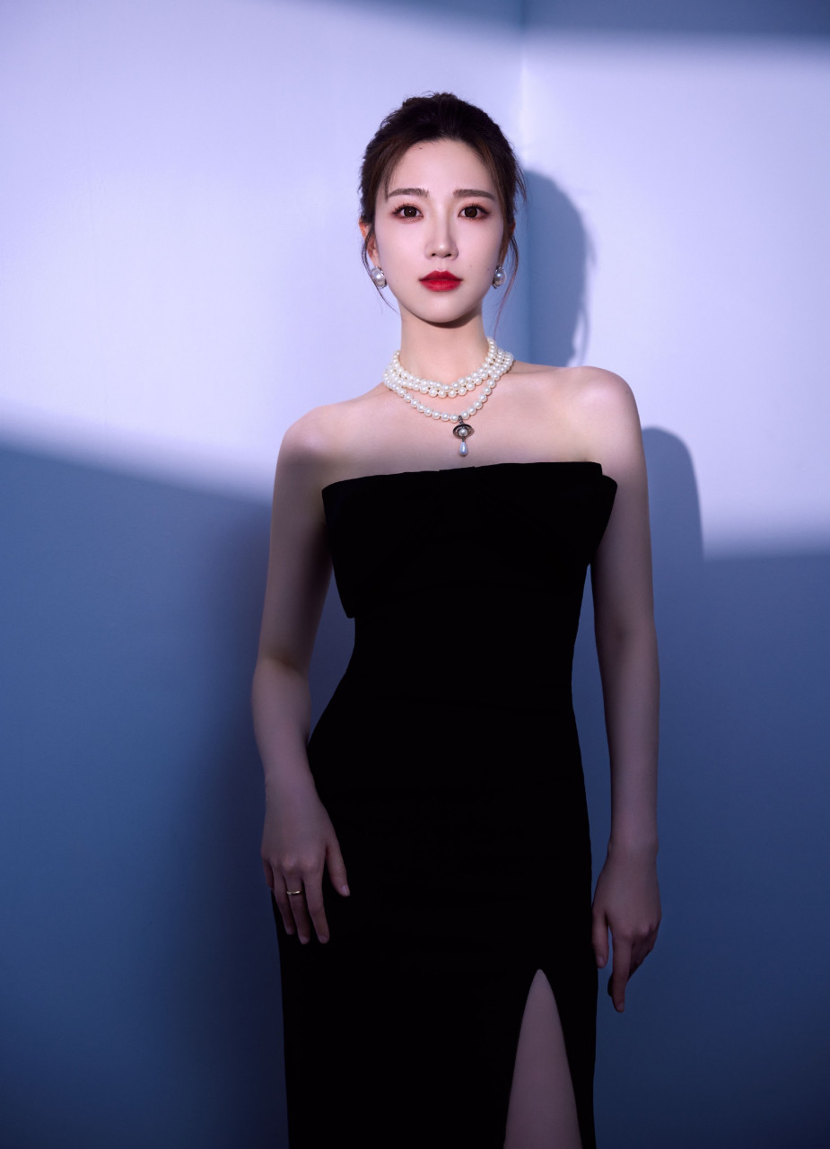 张纯烨黑色开叉抹胸裙舞台造型写真:张纯烨心动的信号,优雅迷人