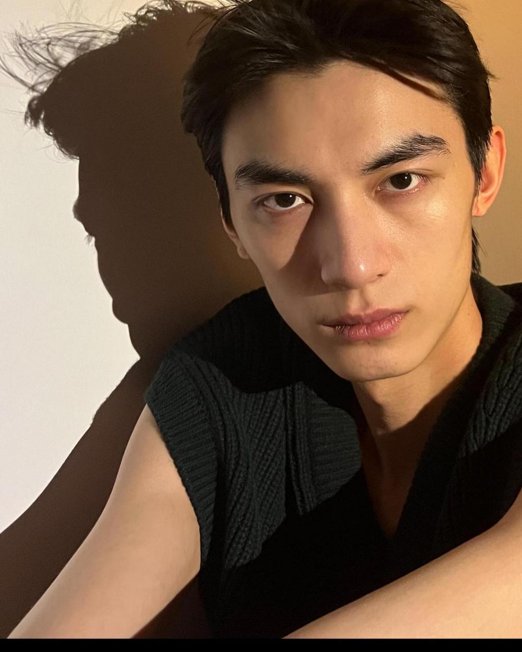 中国男模李东洋是paul smith 今年 2024春夏男装系列秀场的闭场模特