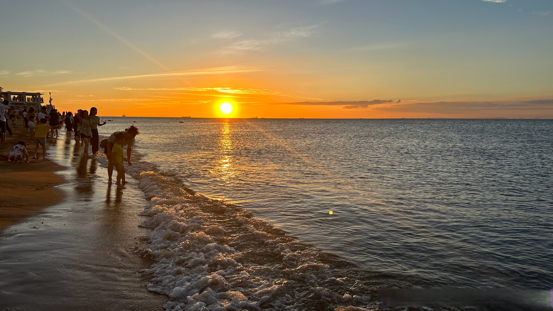 海浪,沙滩,椰风树影,夏天应该有的样子.
