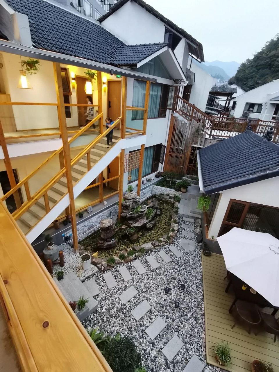 神农架最美民宿99 泊隐逸墅在这方面拥有得天独厚的优势,坐落于木鱼