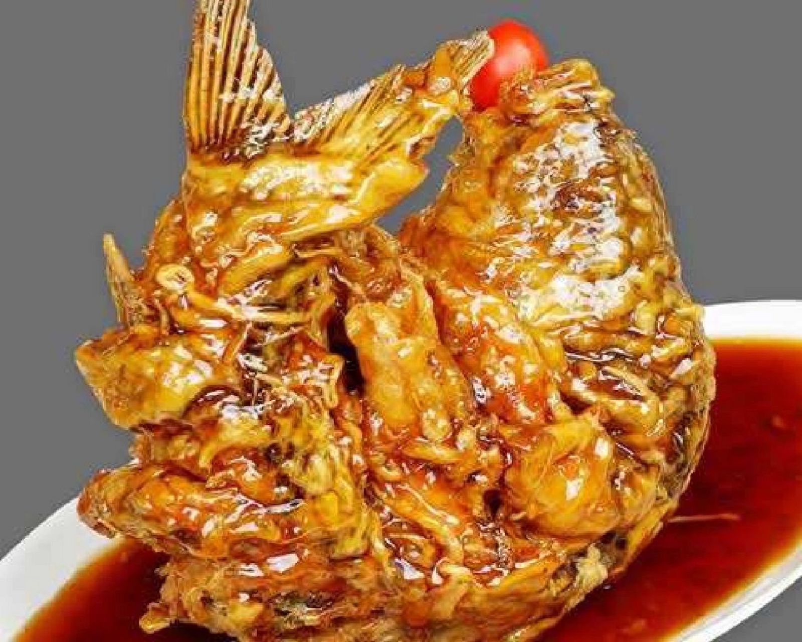 糖醋鲤鱼: 糖醋鲤鱼是用鲤鱼制作的一道山东济南传统名菜,为鲁菜的