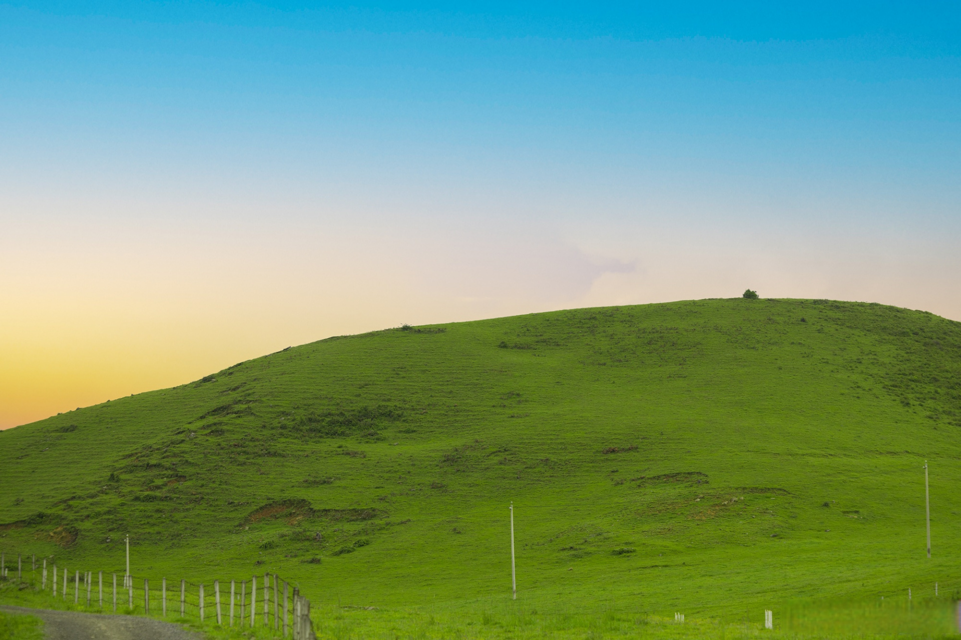 中秋游腾冲#【邂后腾冲的初秋——游东山草场】东山草场,被许多人称